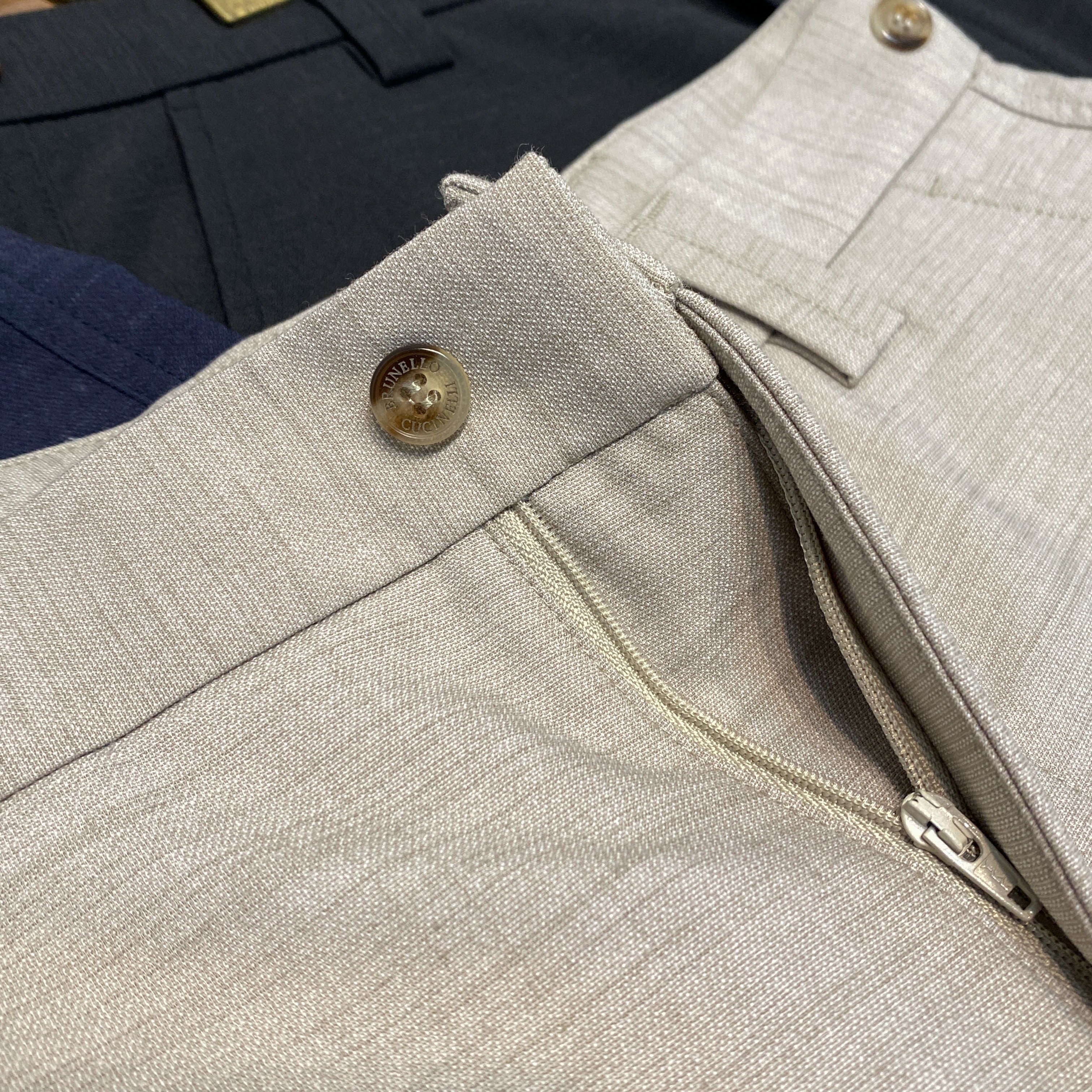 Шорты мужские в стиле Brunello Cucinelli бежевого цвета с накладными карманами