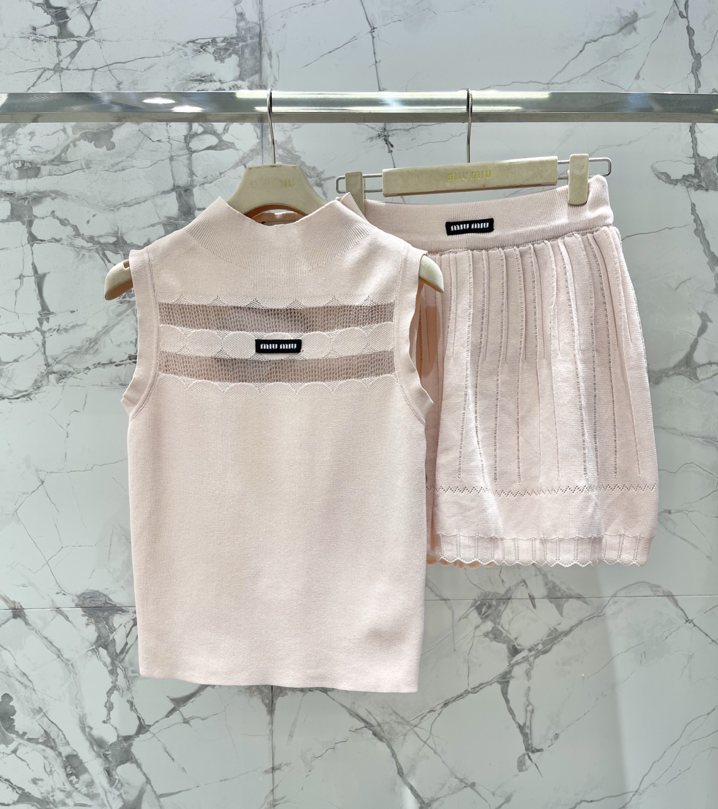 Костюм женский в стиле Miu Miu трикотажный: топ без рукавов и юбка миди плиссированная