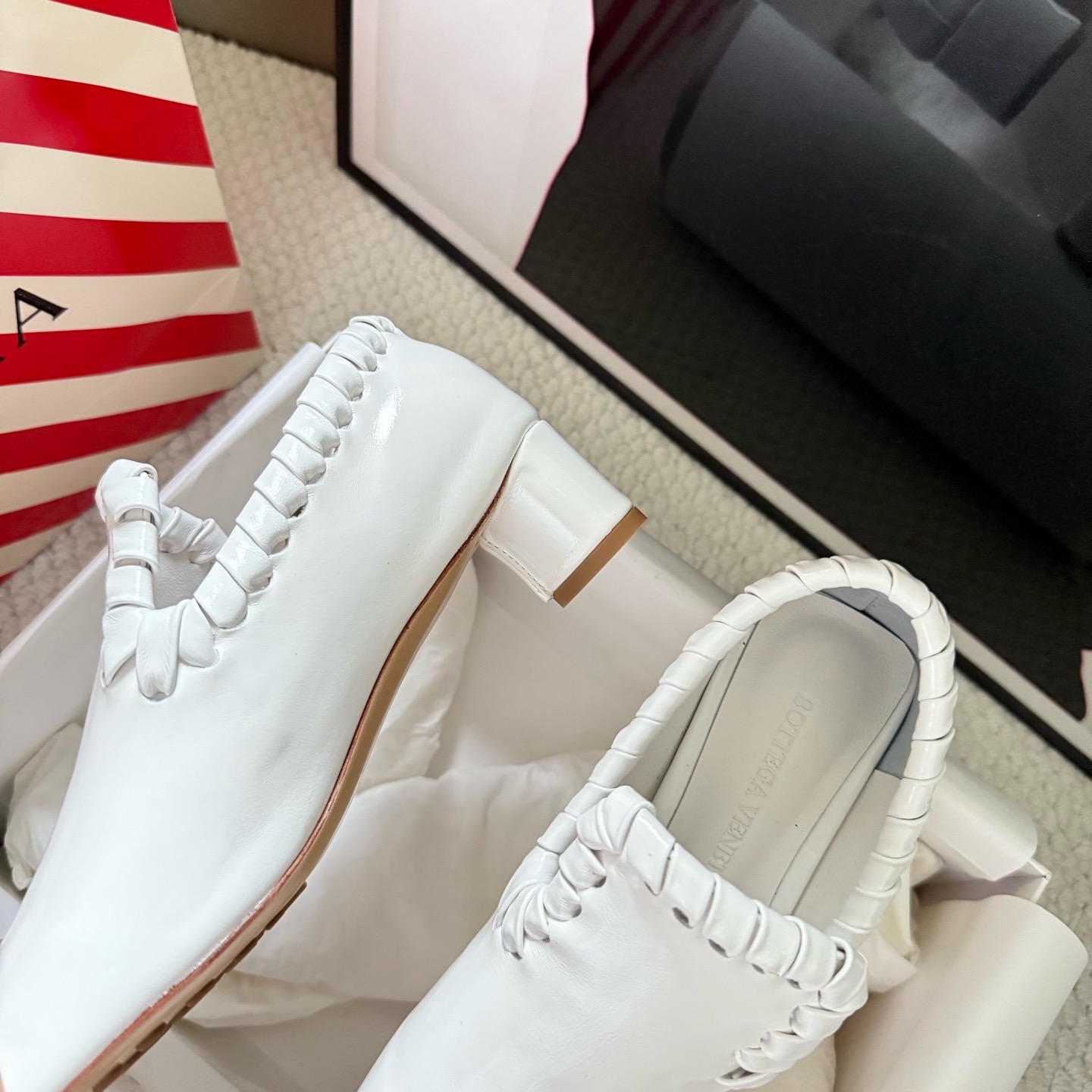 Лоферы женские в стиле Bottega Veneta Sabato белого цвета