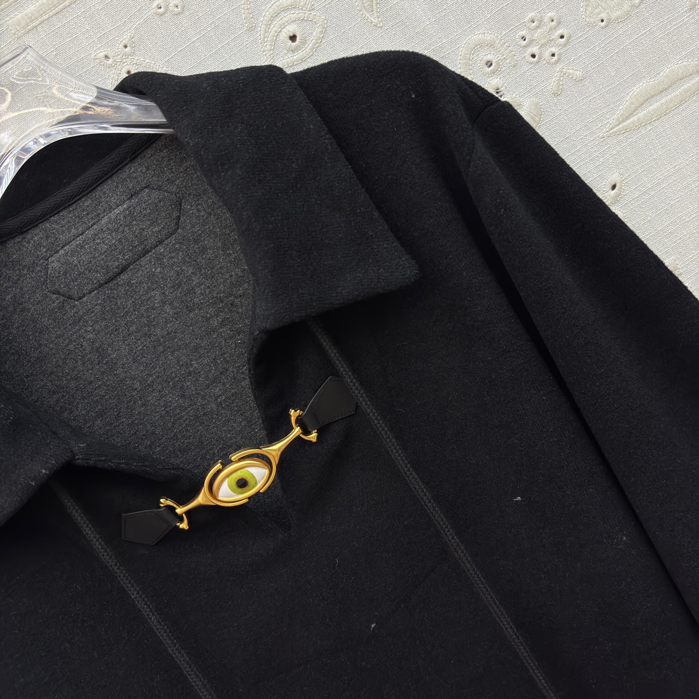 Платье женское Schiaparelli с декоративной застёжкой «глаз» чёрного цвета