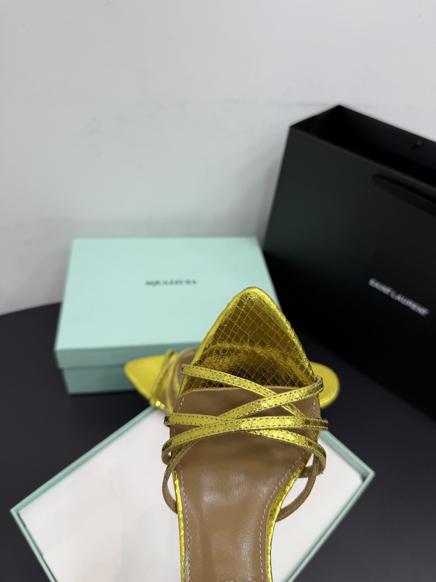 Босоножки женские Aquazzura золотистого цвета