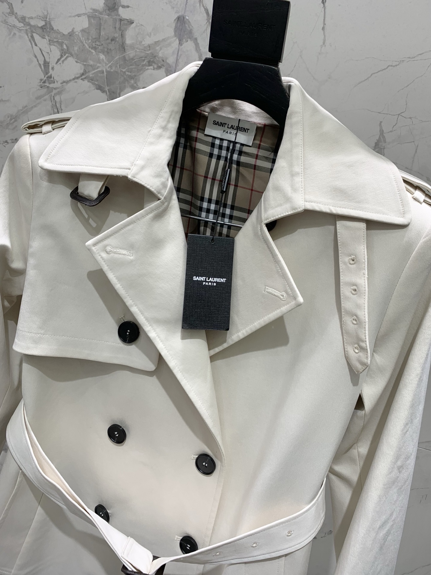 Тренч женский в стиле Saint Laurent из плащевой ткани молочного цвета с поясом