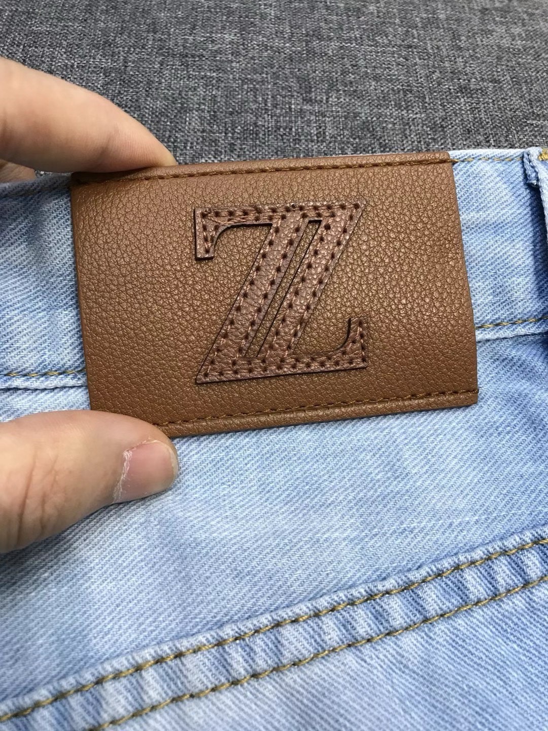 Джинсы мужские в стиле Zegna светло-голубого цвета прямого кроя