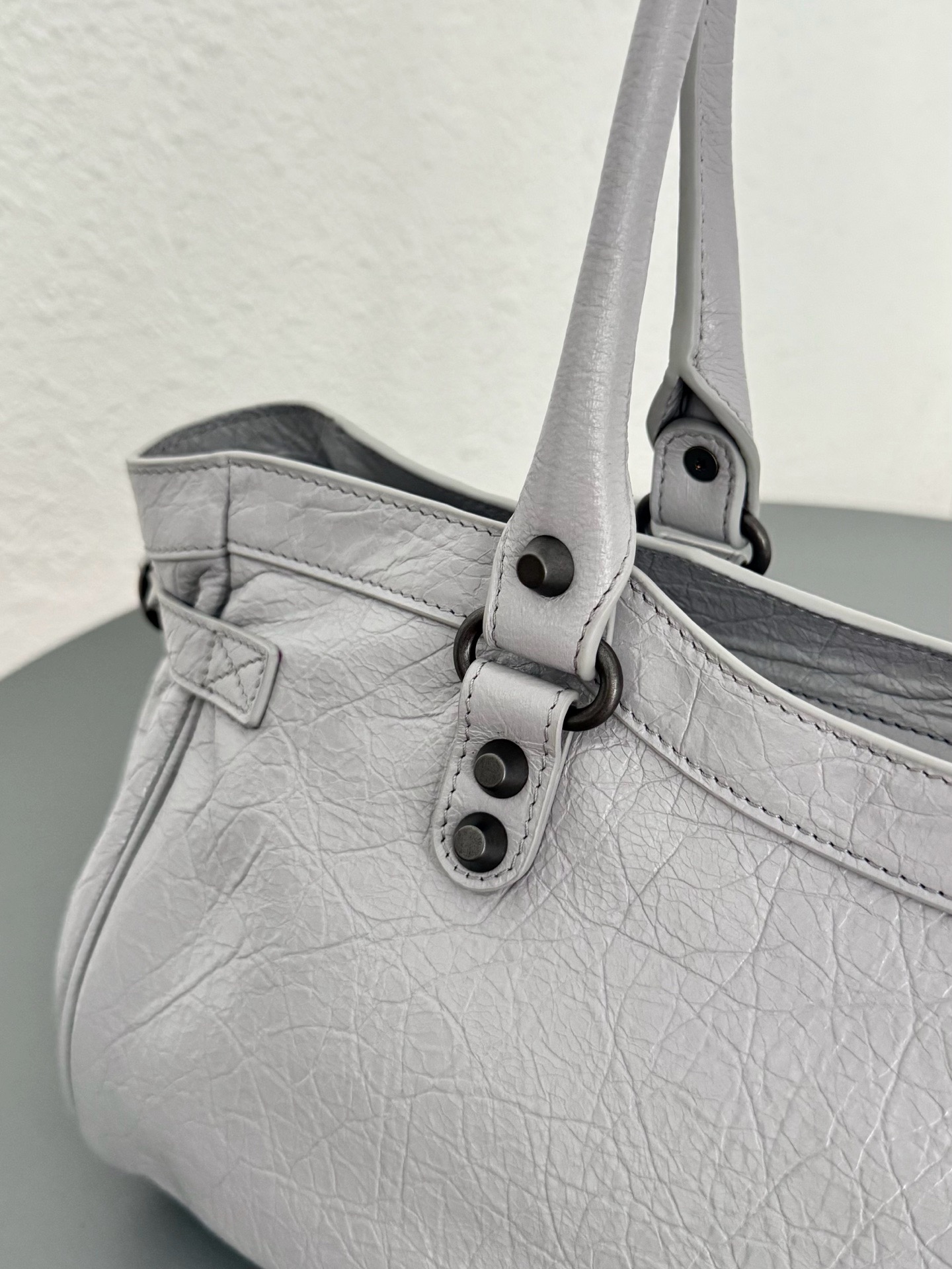 Сумка женская Balenciaga Le City светло-серого цвета