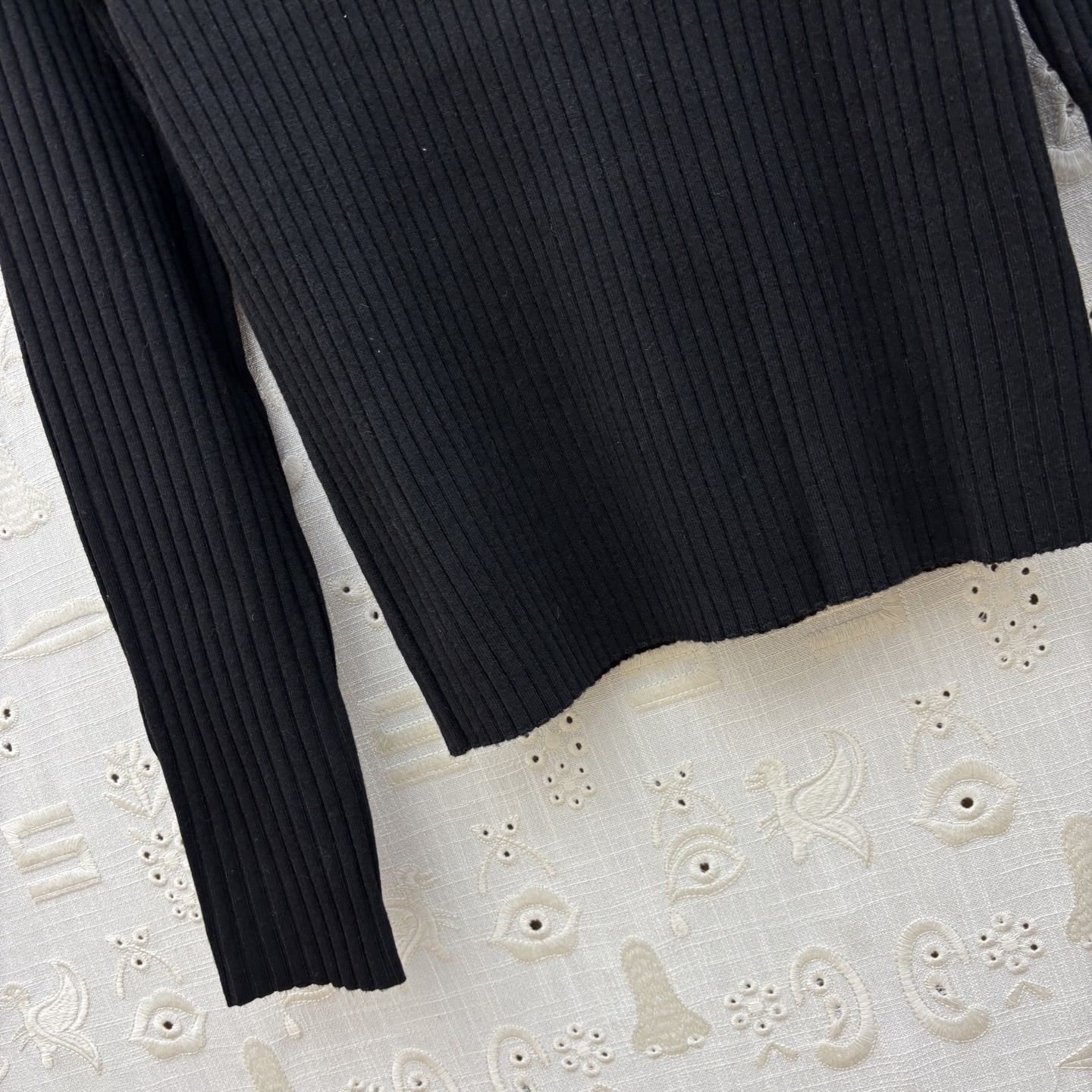 Свитер женский в стиле Schiaparelli с воротником поло  чёрного цвета с декоративными пуговицами