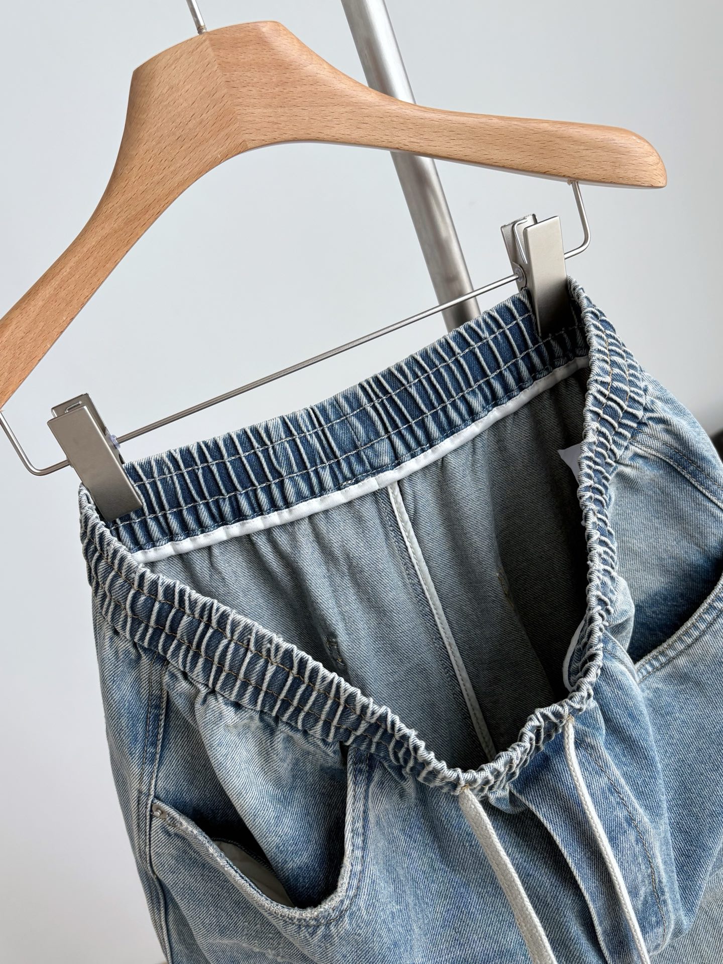 Джинсы мужские в стиле Bottega Veneta из денима синего цвета свободного кроя