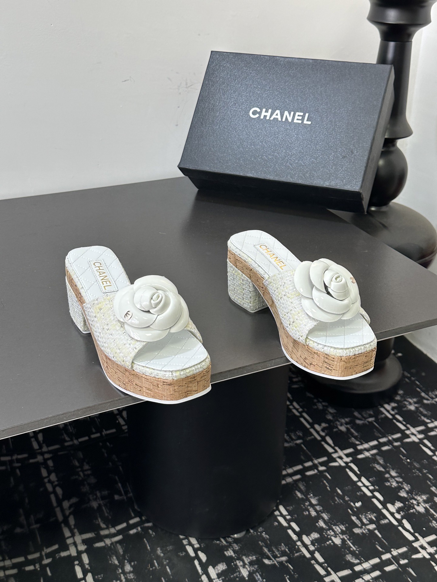 Мюли женские Chanel с цветком камелии белого цвета