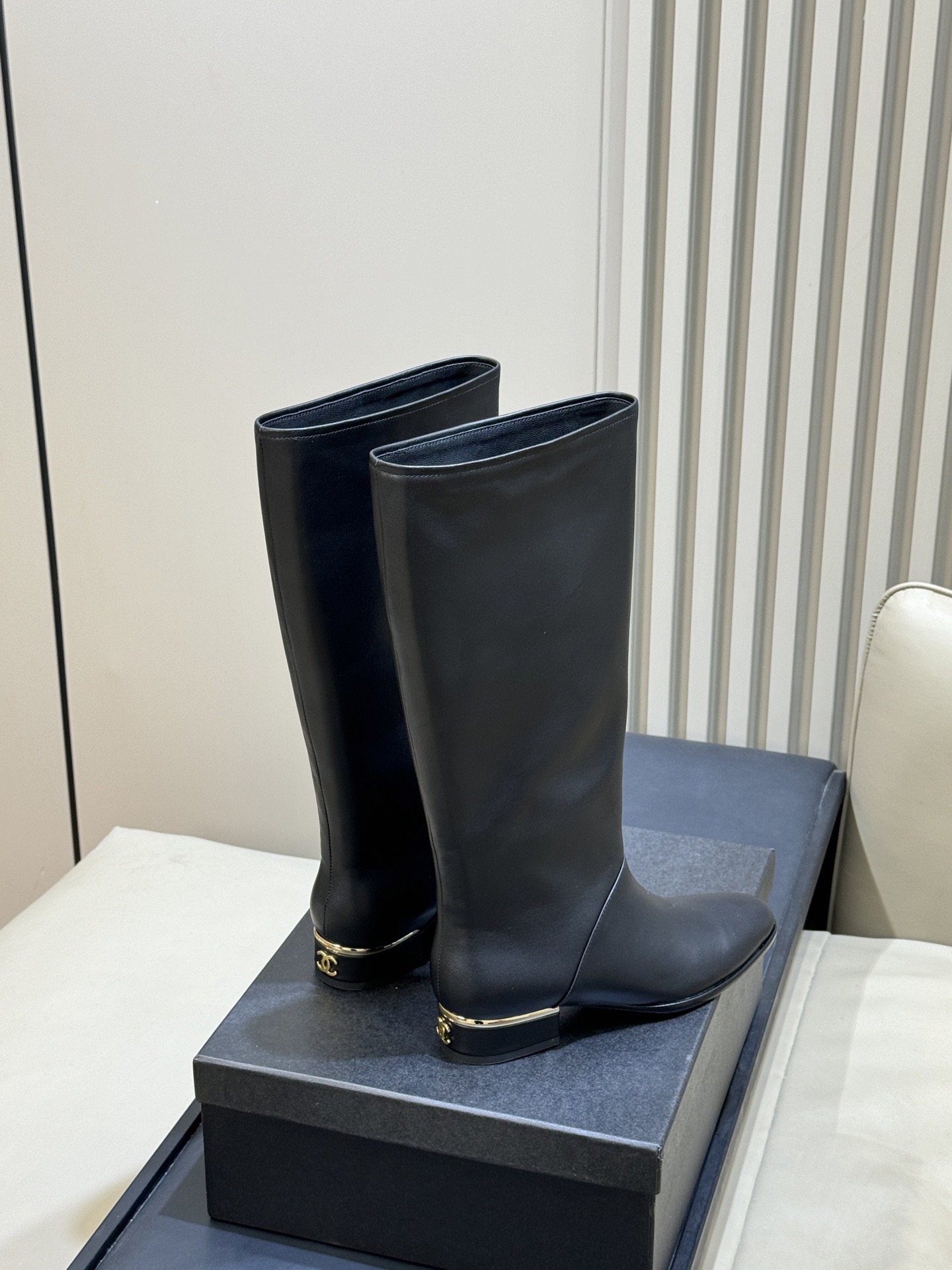Сапоги женские Chanel Métiers d’art High Boots черного цвета