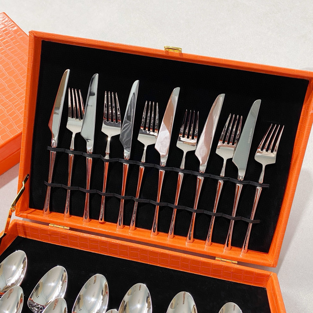 Набор столовых приборов унисекс в стиле Hermès серебристого цвета в премиальном подарочном кейсе (24 предмета)