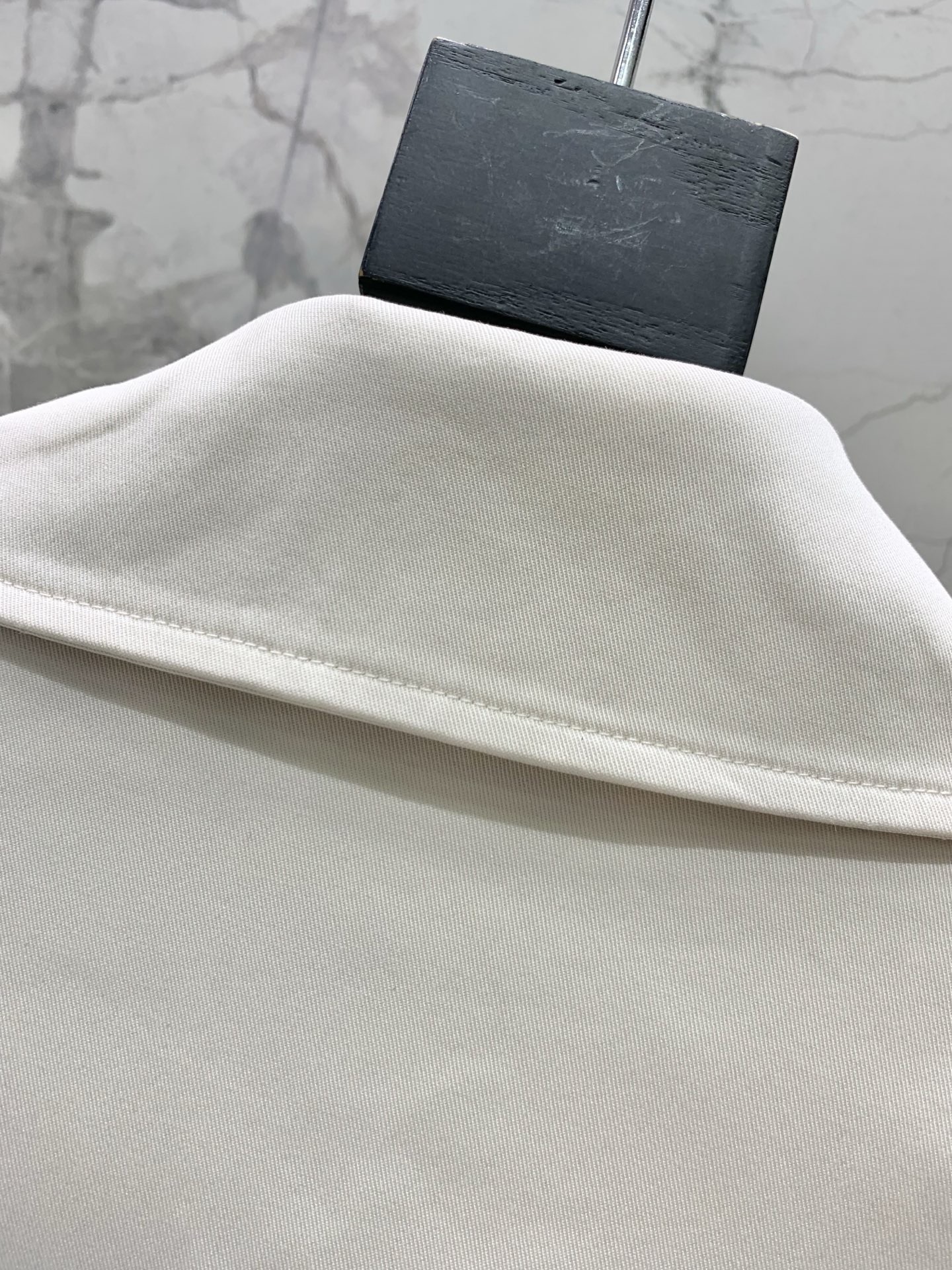 Тренч женский в стиле Saint Laurent из плащевой ткани молочного цвета с поясом