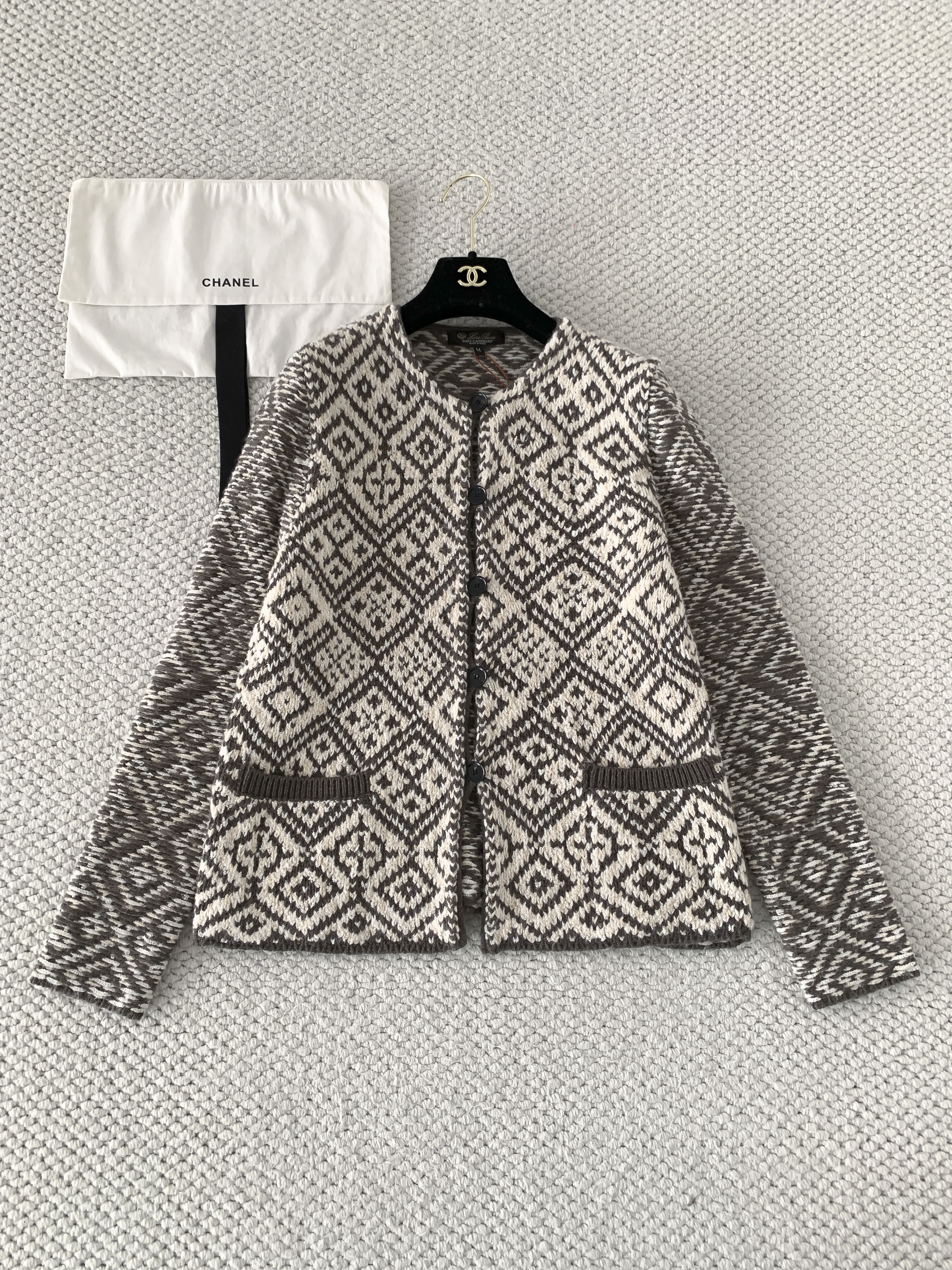 Кардиган женский в стиле Loro Piana с жаккардовым узором бежево-коричневого цвета