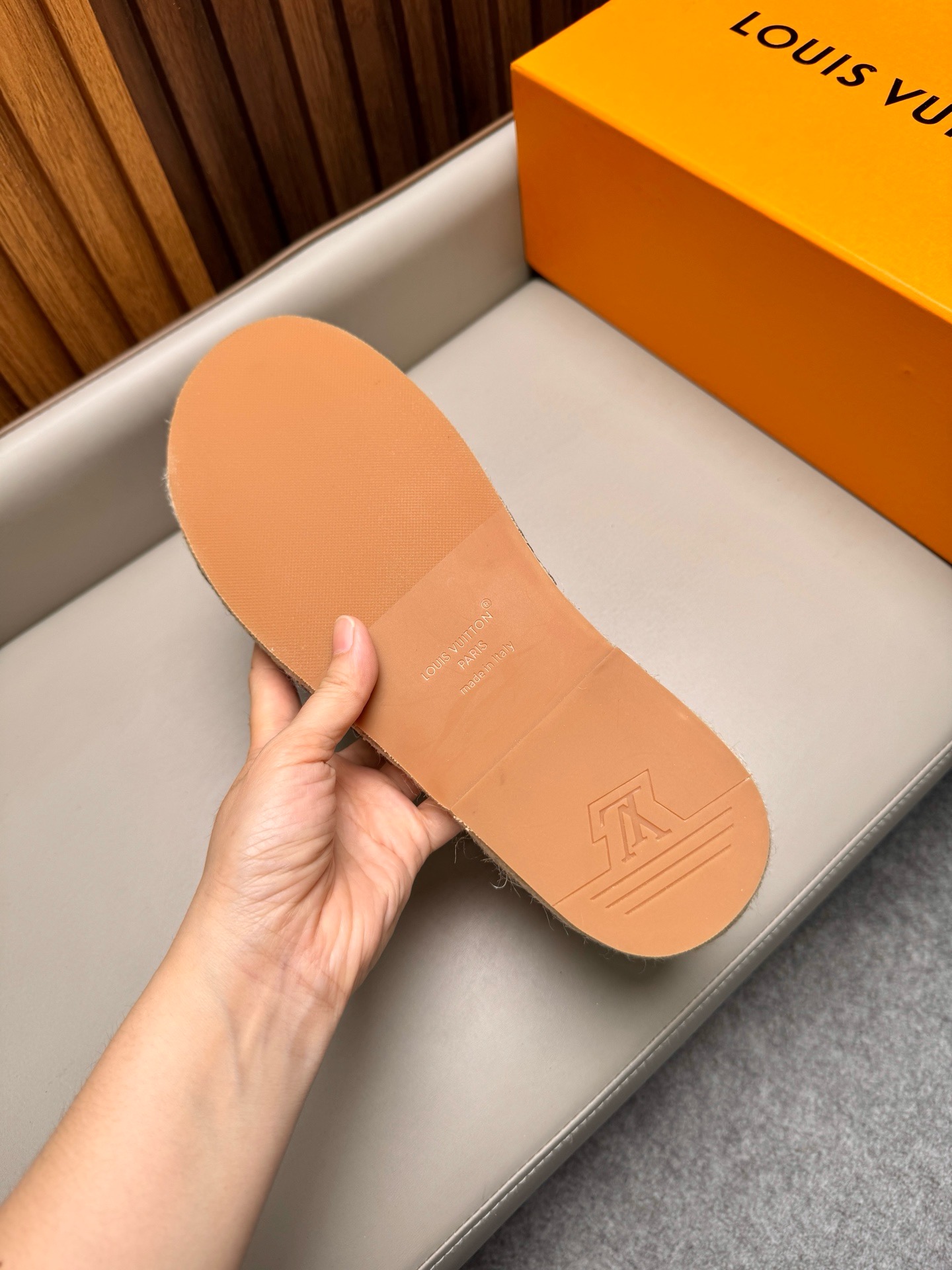 Шлёпанцы мужские в стиле Louis Vuitton бордового цвета