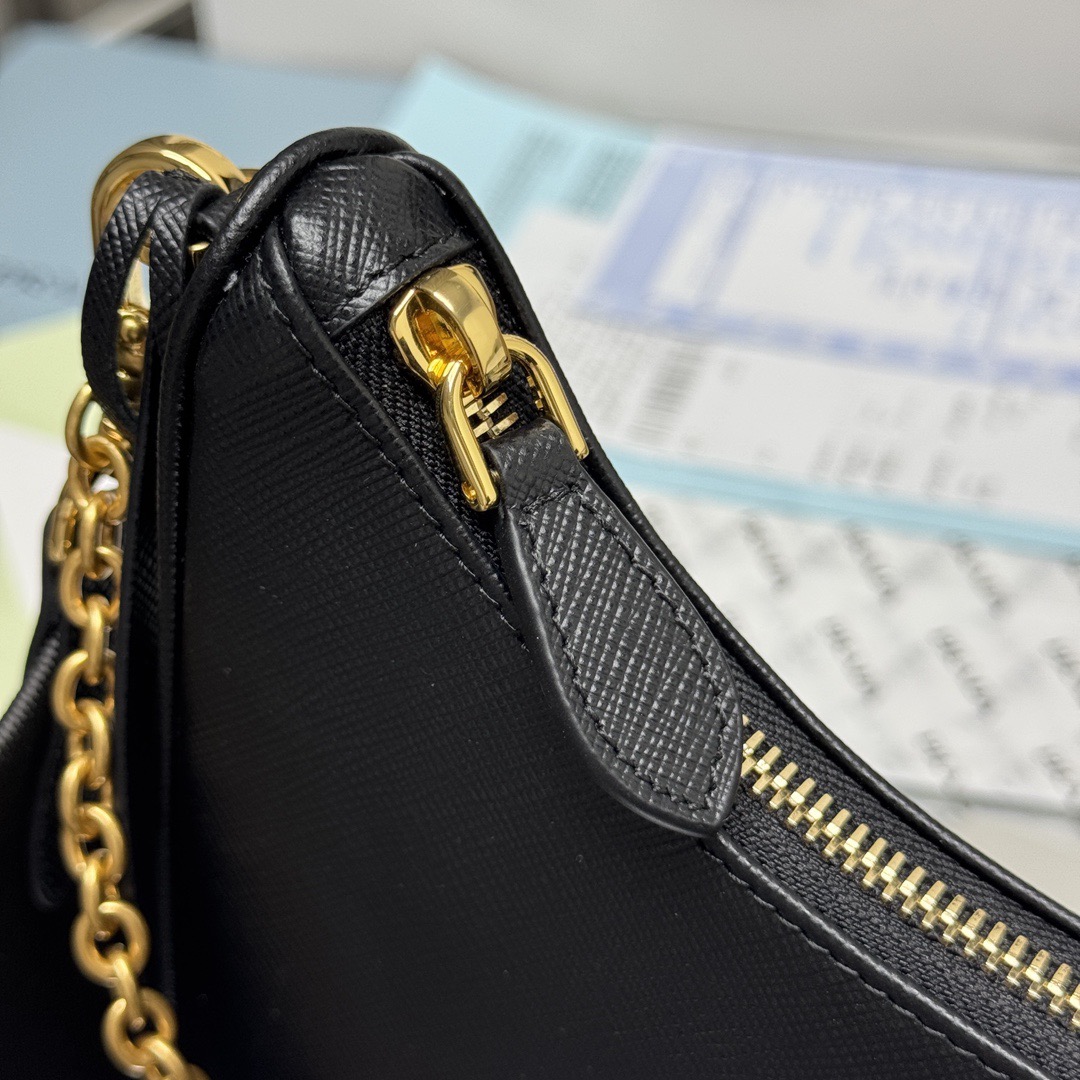 Сумка женская в стиле Prada Re-Edition 2005 Hobo чёрного  цвета