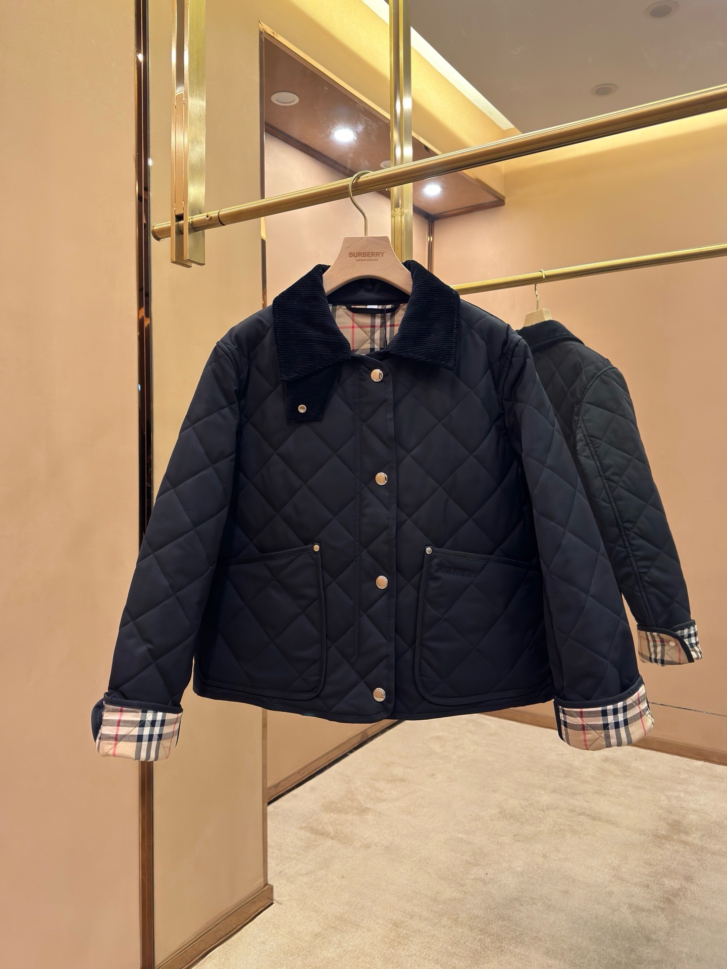 Куртка женская в стиле Burberry укороченная чёрного цвета с вельветовым воротником