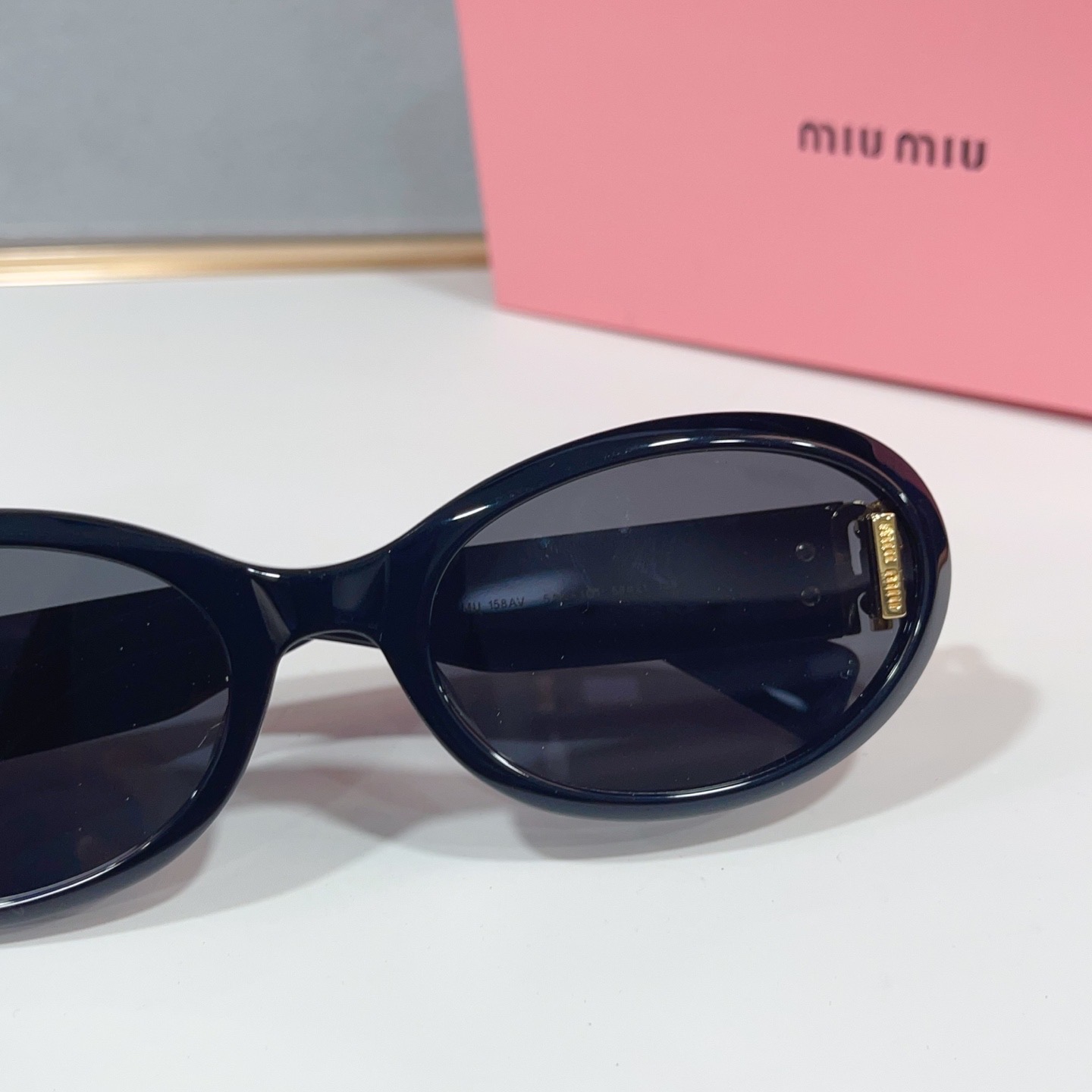 Очки солнцезащитные женские в стиле Miu Miu овальной формы