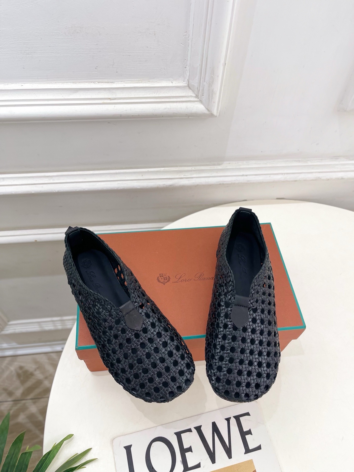 Лоферы женские в стиле Loro Piana черного цвета
