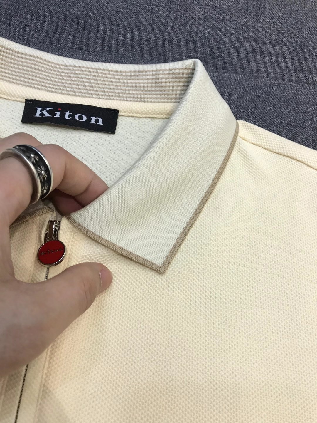 Поло мужское в стиле Kiton молочного цвета с коротким рукавом
