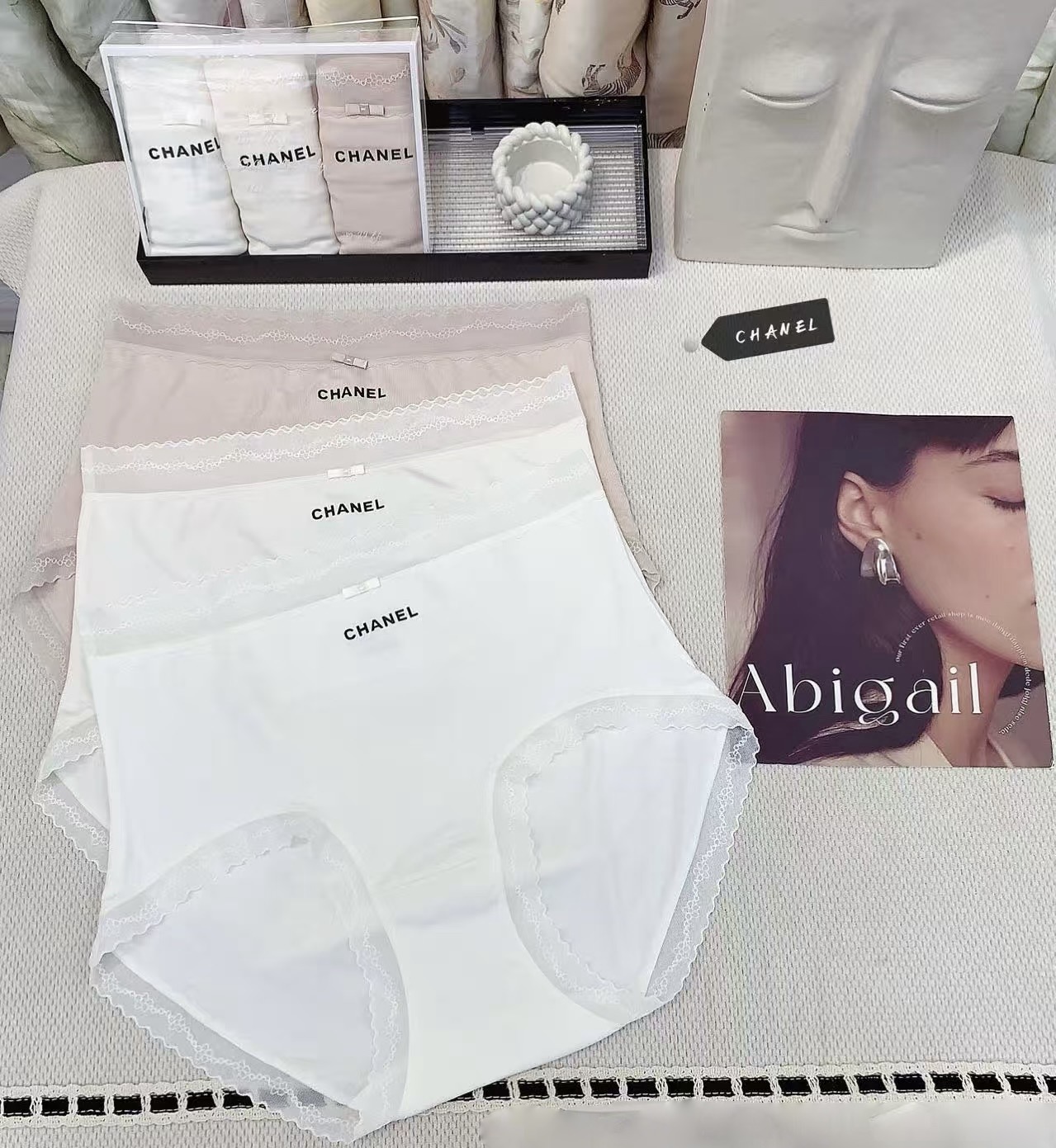 Трусы женские Chanel из хлопка и эластана с кружевной отделкой (набор 3 шт.)