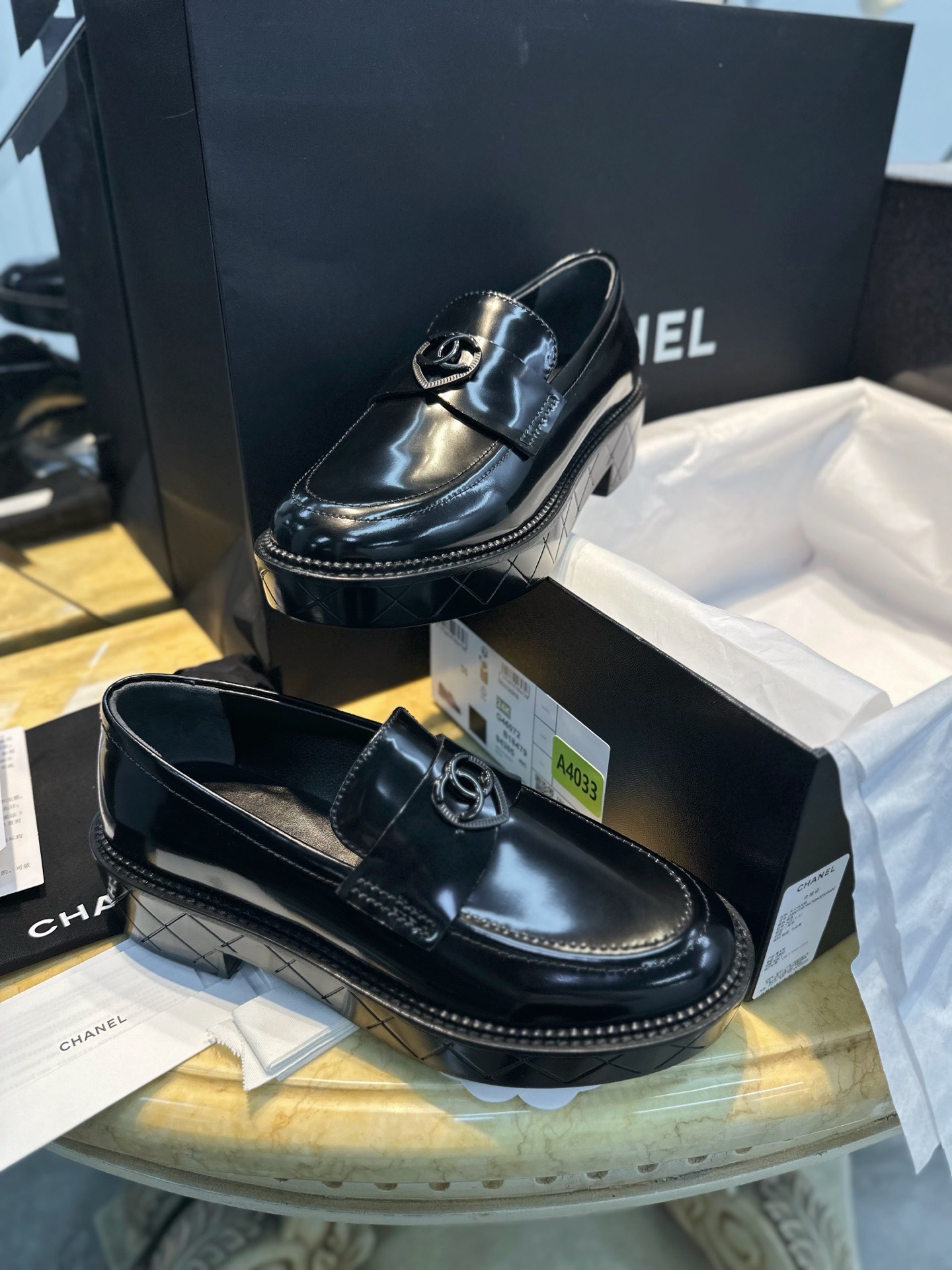 Лоферы женские в стиле Chanel из натуральной кожи черного цвета