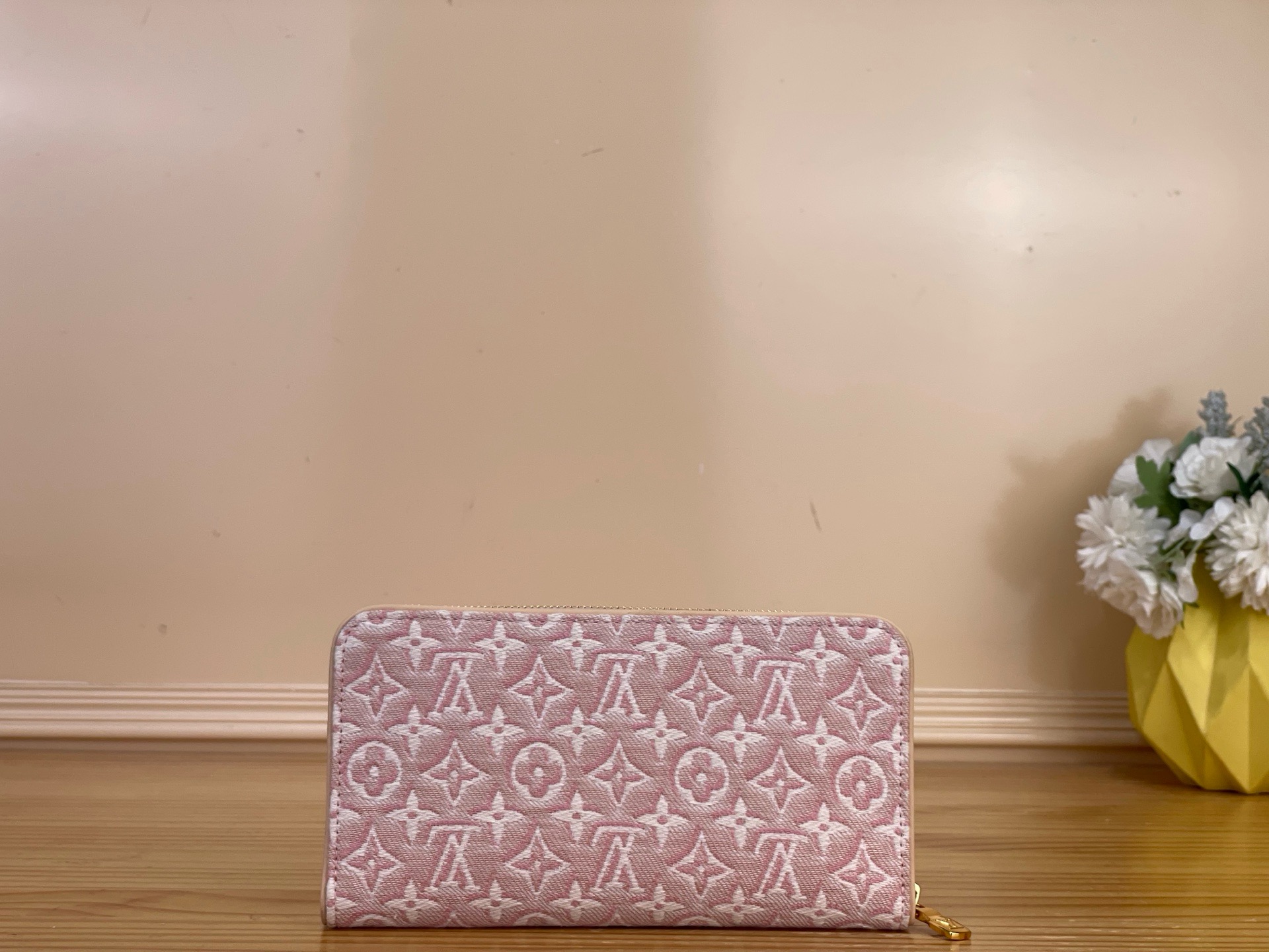 Кошелёк женский Louis Vuitton Zippy розового цвета