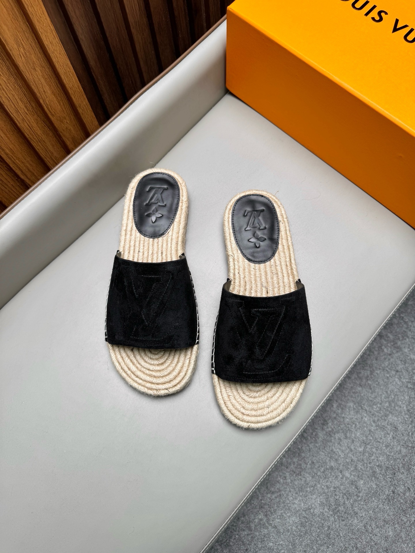 Шлёпанцы мужские в стиле Louis Vuitton из натуральной замши черного цвета