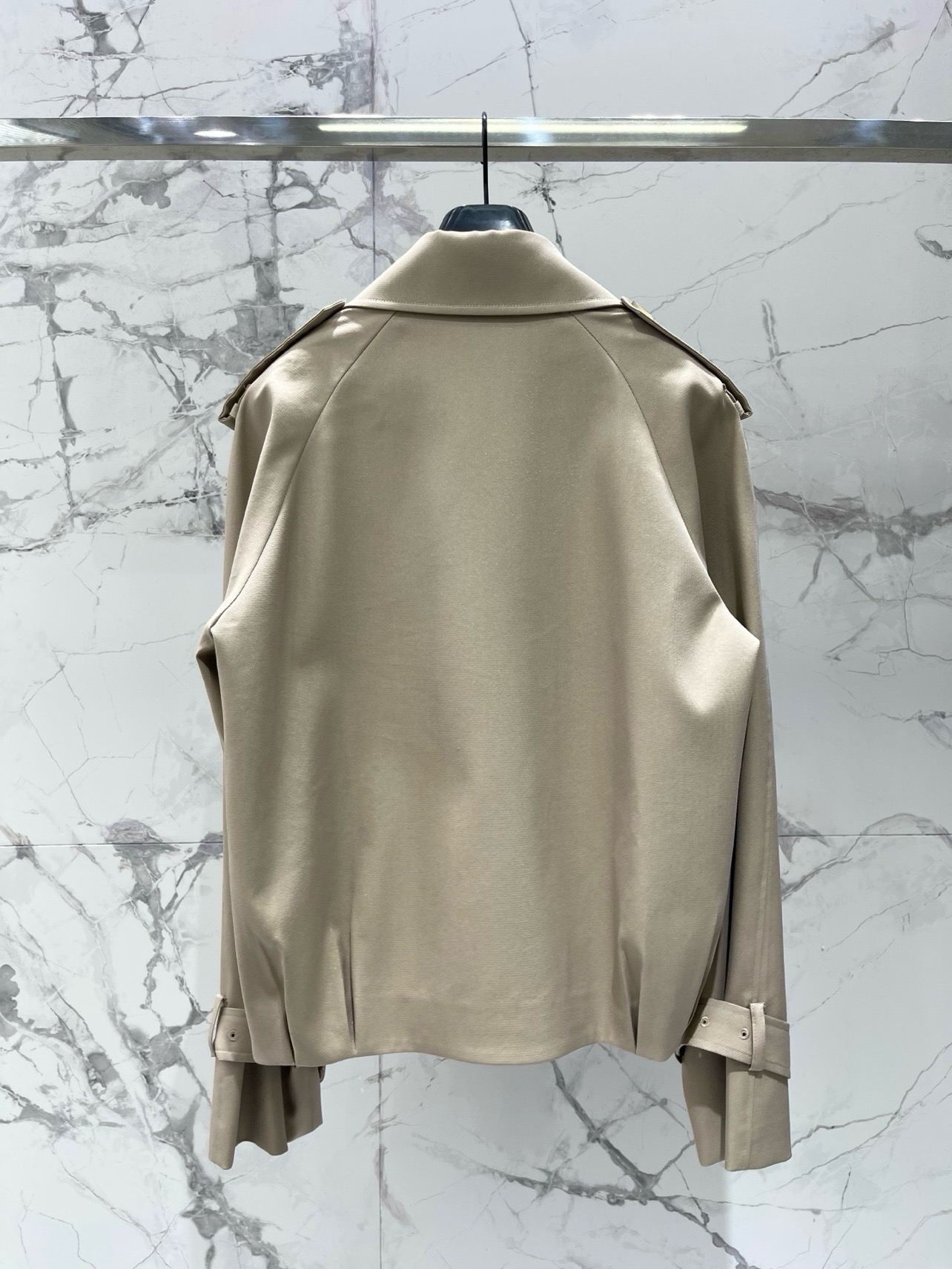 Тренч укороченный женский Balenciaga бежевого цвета