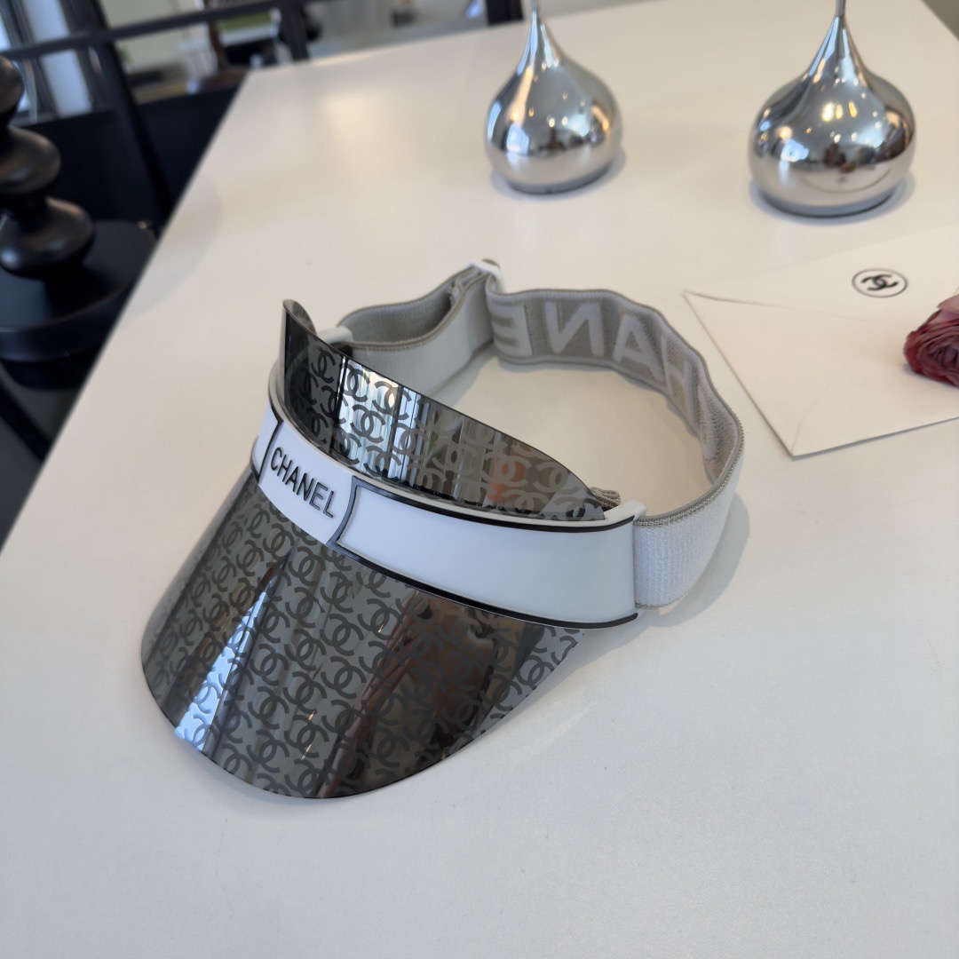 Козырёк женский в стиле Chanel серебристого цвета