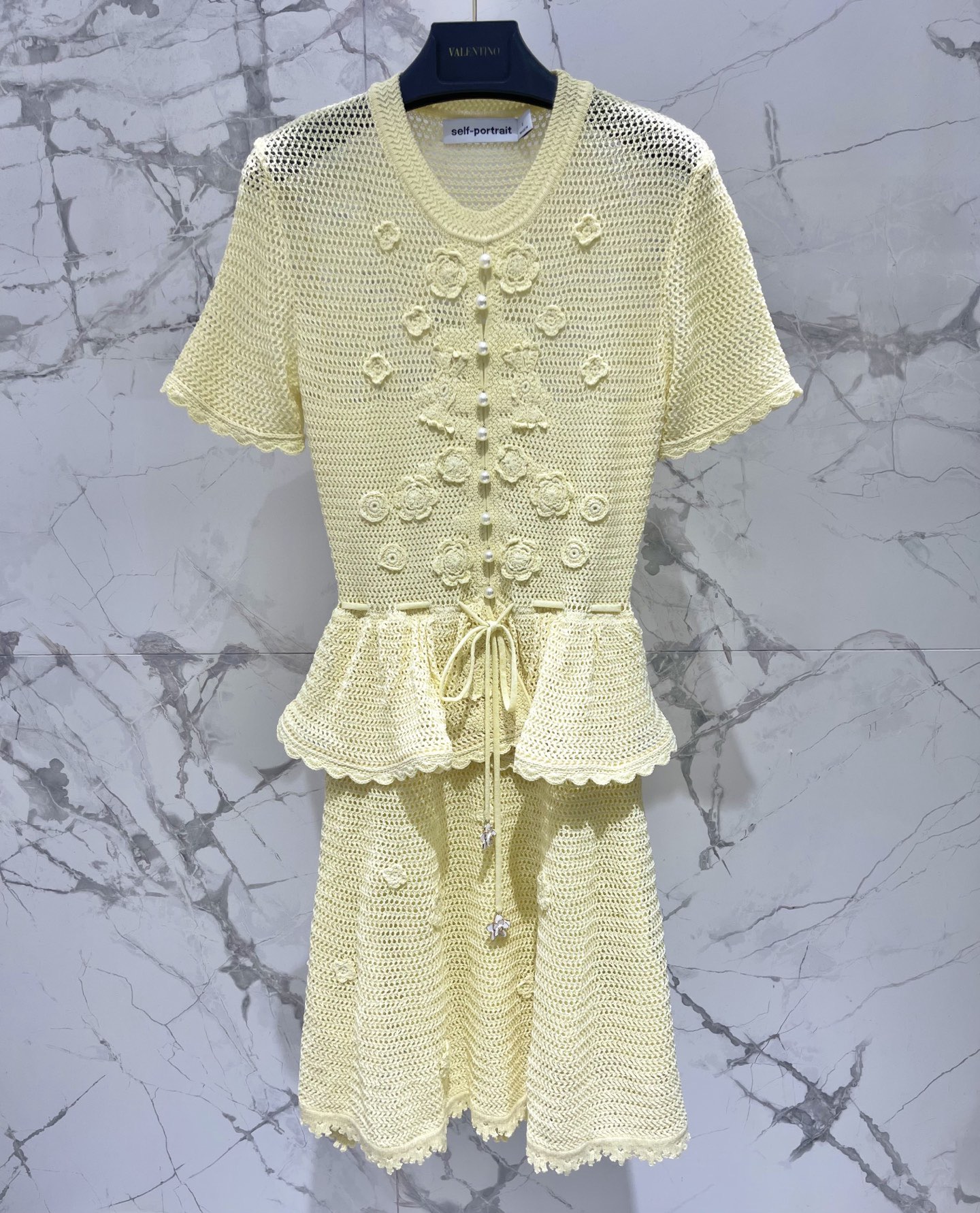 Платье женское в стиле Self-Portrait вязаное жёлтого цвета с декором