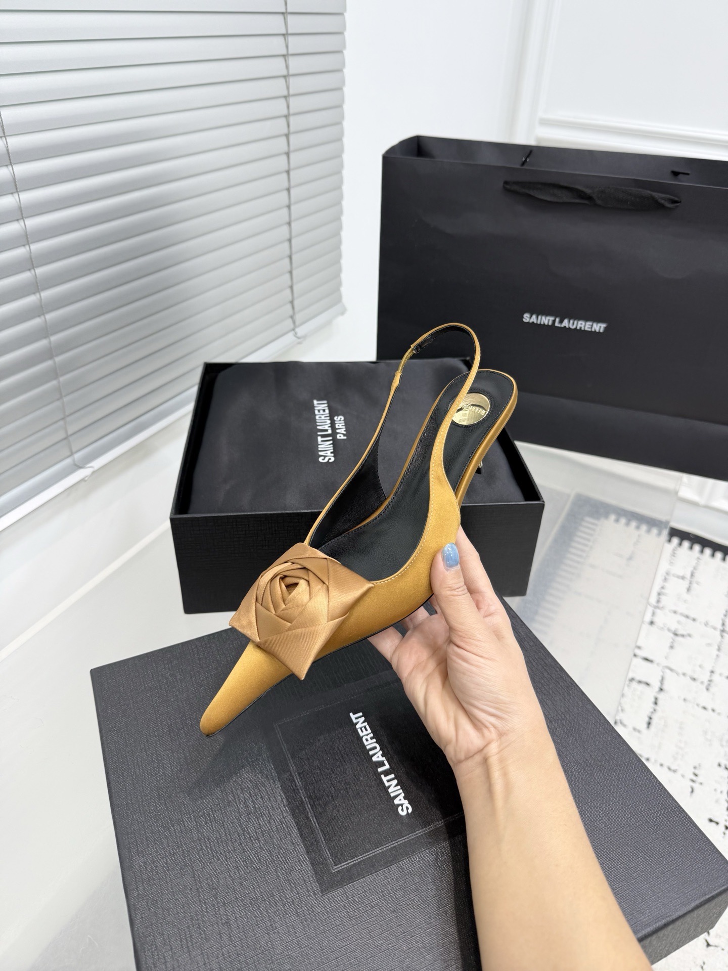 Туфли женские в стиле Saint Laurent жёлтого цвета