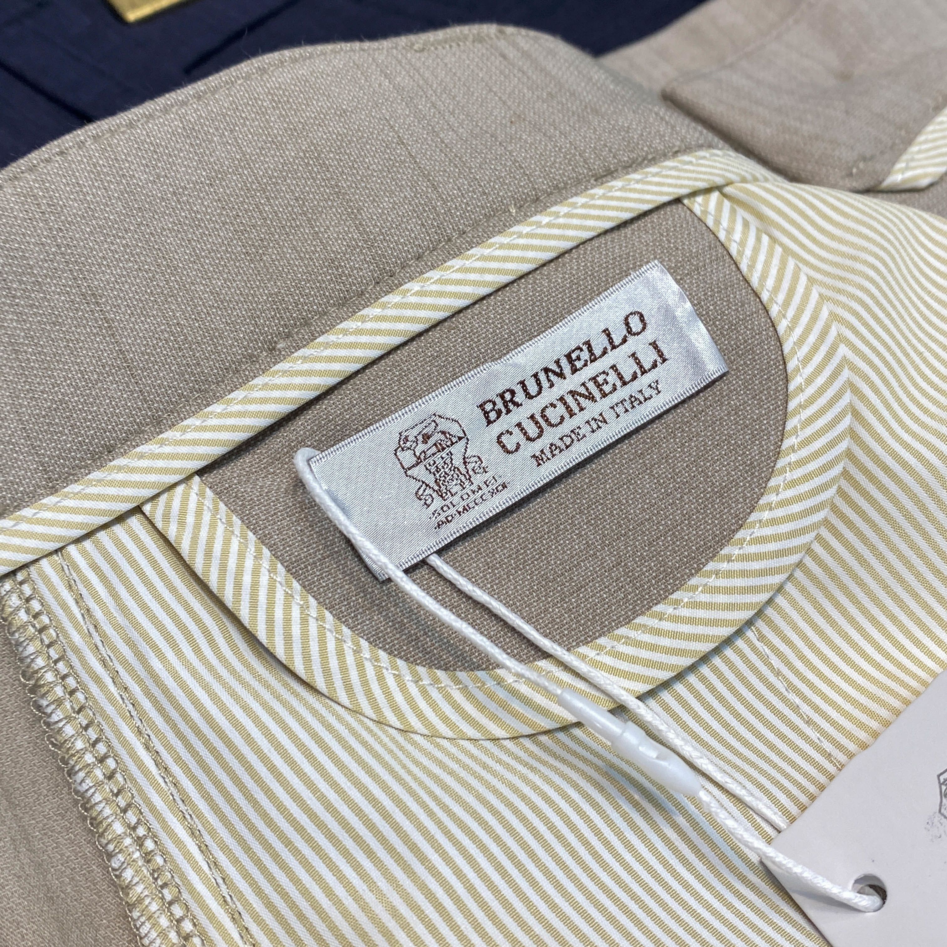 Шорты мужские в стиле Brunello Cucinelli бежевого цвета с накладными карманами