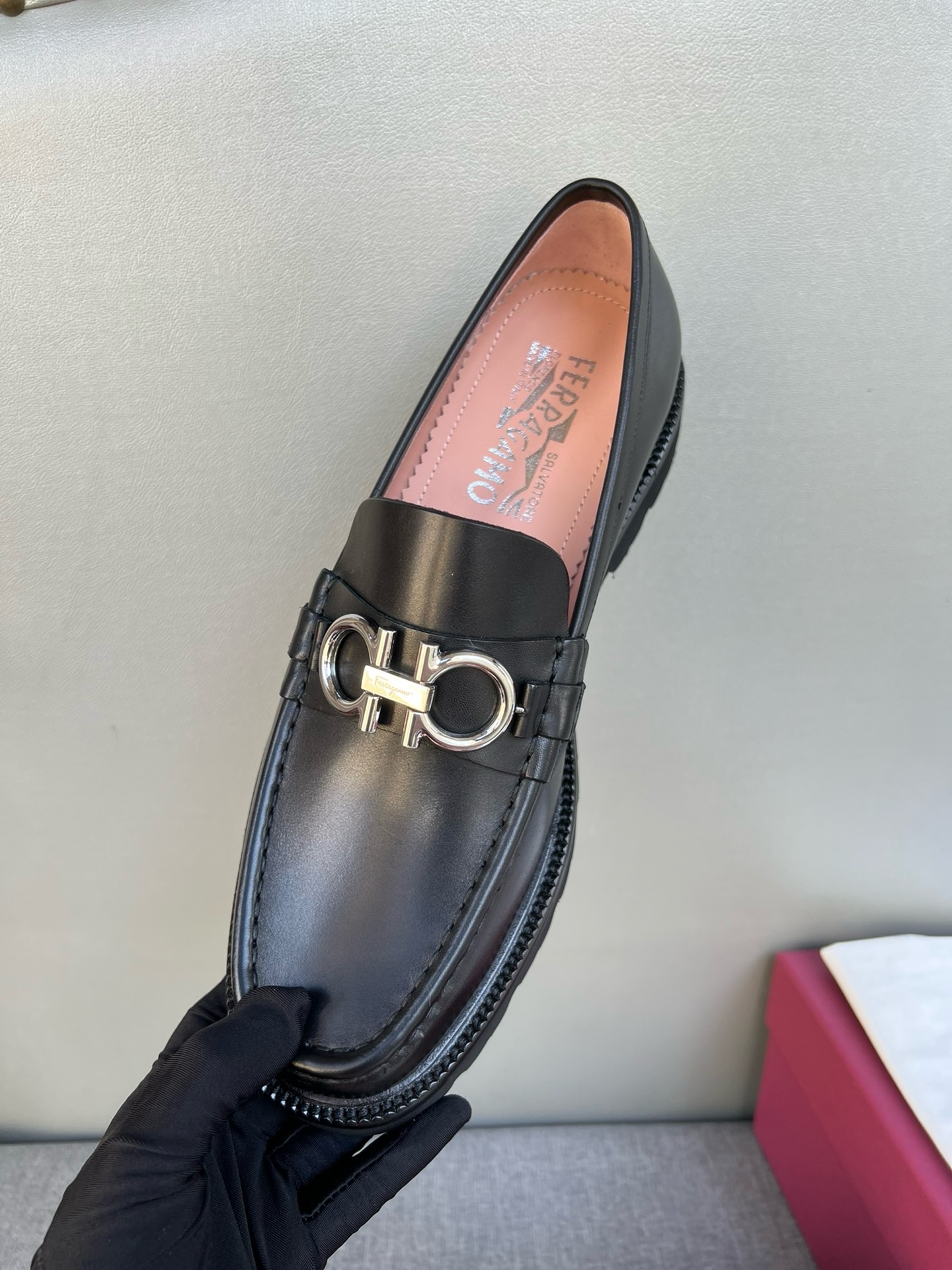 Лоферы мужские в стиле Salvatore Ferragamo из натуральной кожи черного цвета