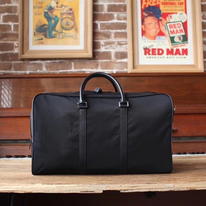 Сумка дорожная унисекс в стиле Prada чёрного цвета с кожаной отделкой Saffiano