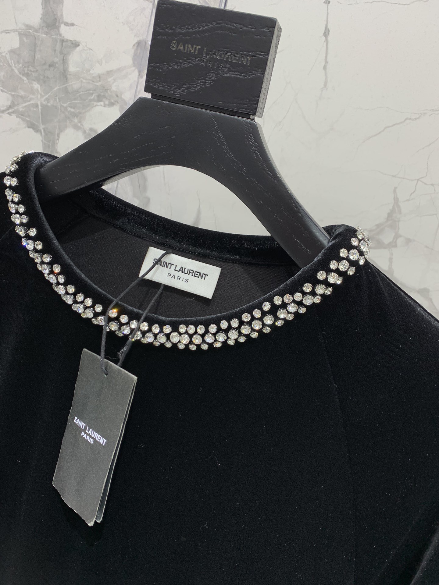 Платье женское в стиле Saint Laurent чёрного цвета с декоративной отделкой воротника