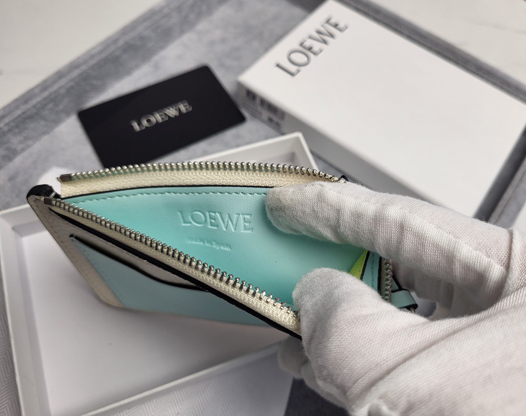 Картхолдер в стиле Loewe Anagram L1103 молочно-кремового  цвета