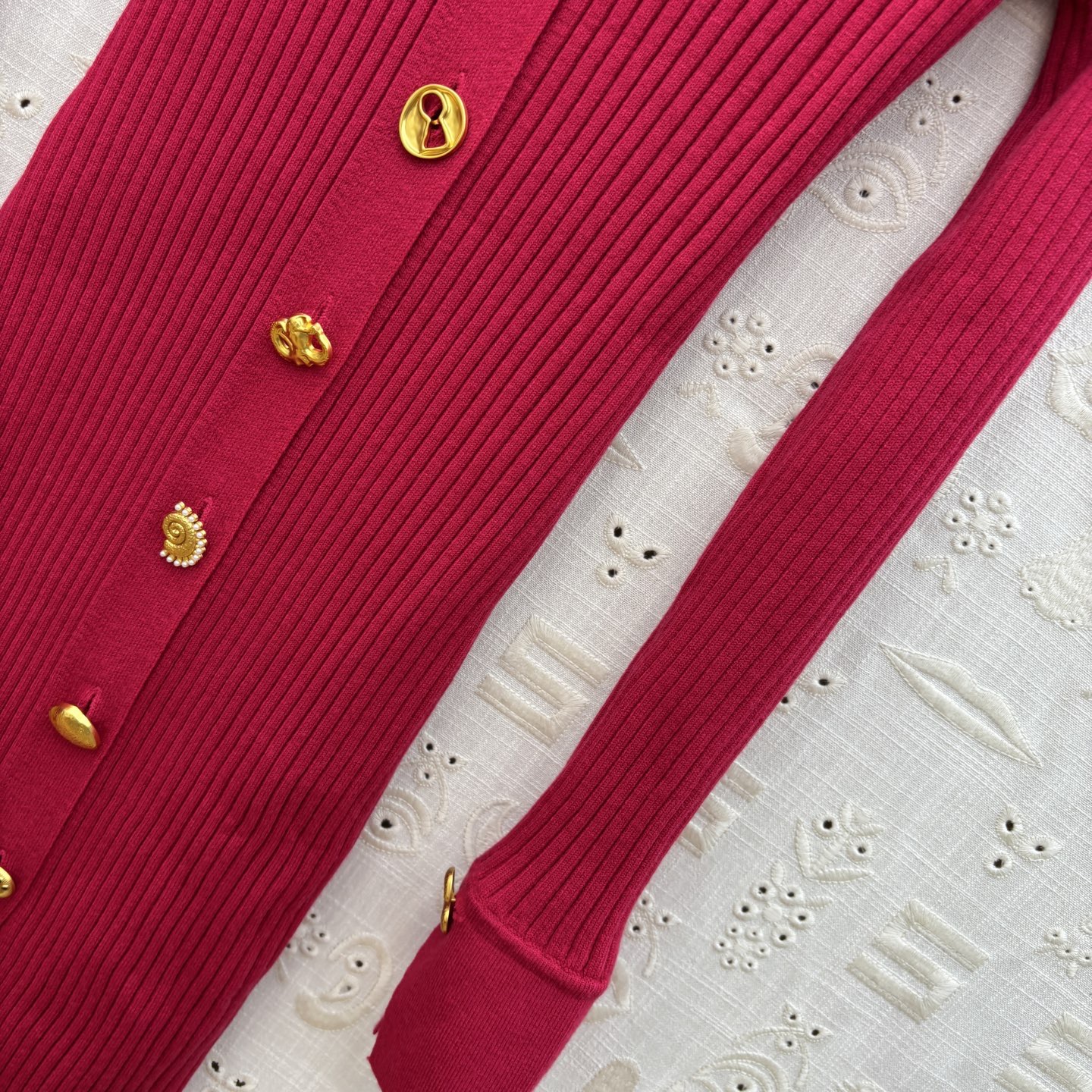 Платье женское Schiaparelli с асимметричными пуговицами малинового цвета