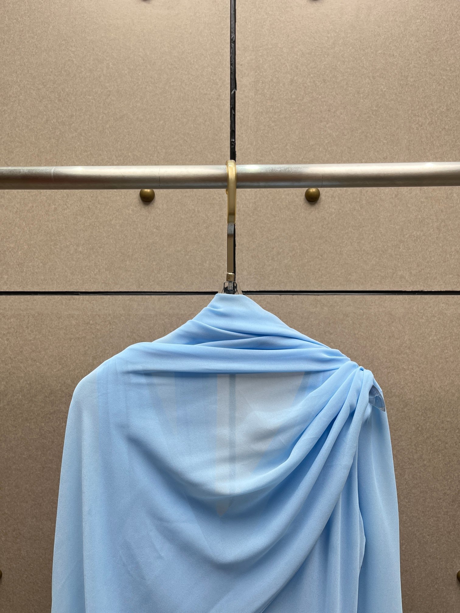 Платье женское в стиле Jacquemus из струящейся ткани голубого цвета с драпировкой и открытой спиной