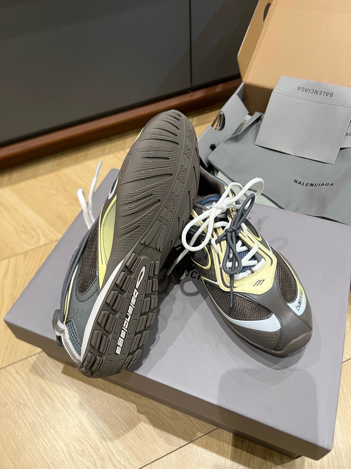 Кроссовки Balenciaga Radar Gradient Lines коричневого цвета с синими, жёлтыми и серыми вставками