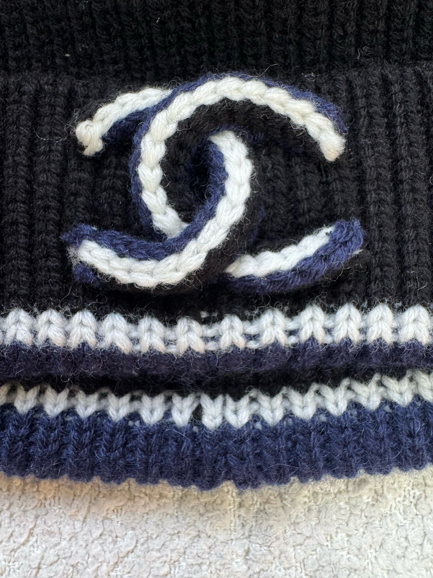 Шапка женская Chanel чёрного цвета с вышитым логотипом