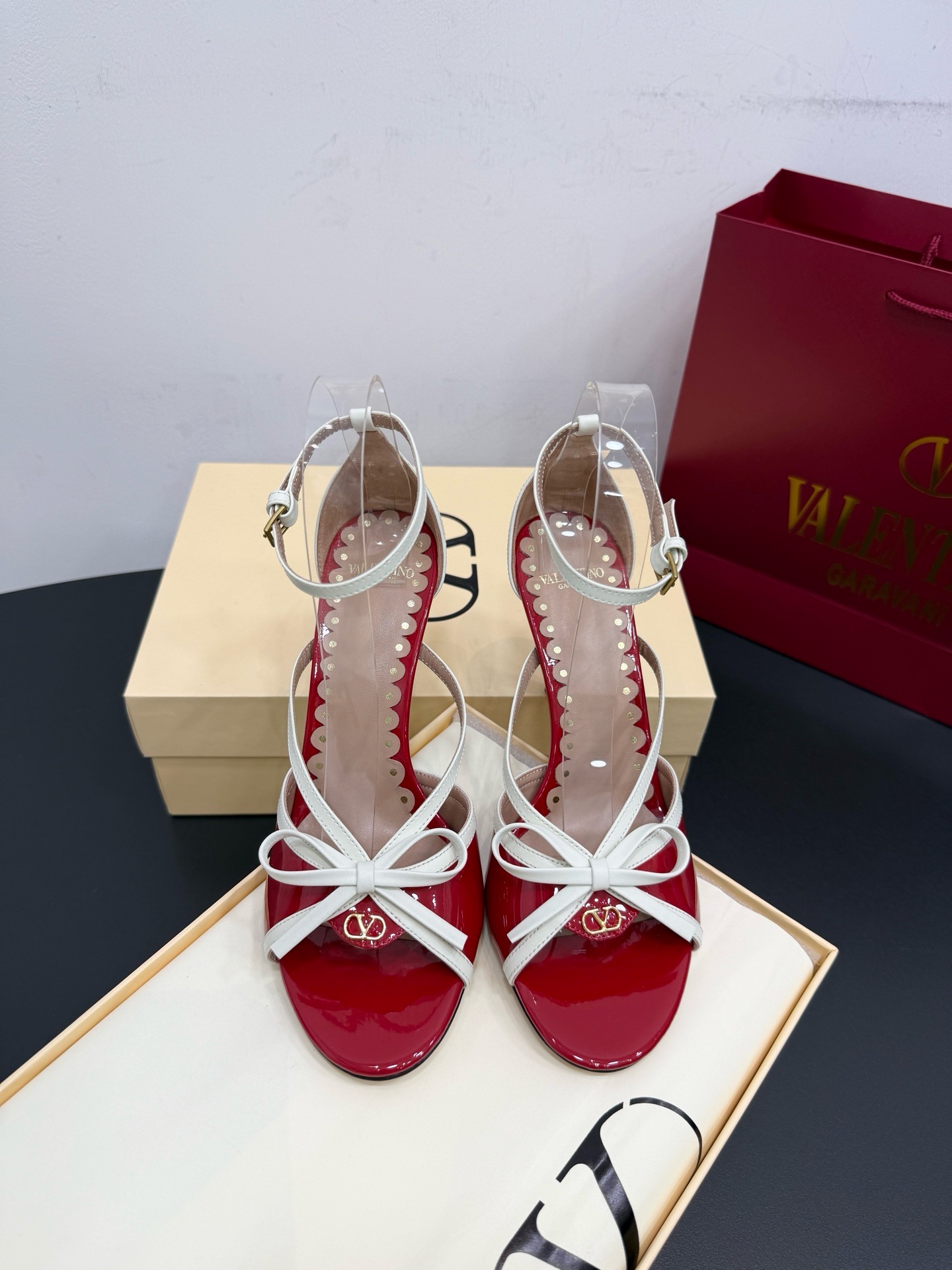 Босоножки женские в стиле Valentino Garavani красного цвета