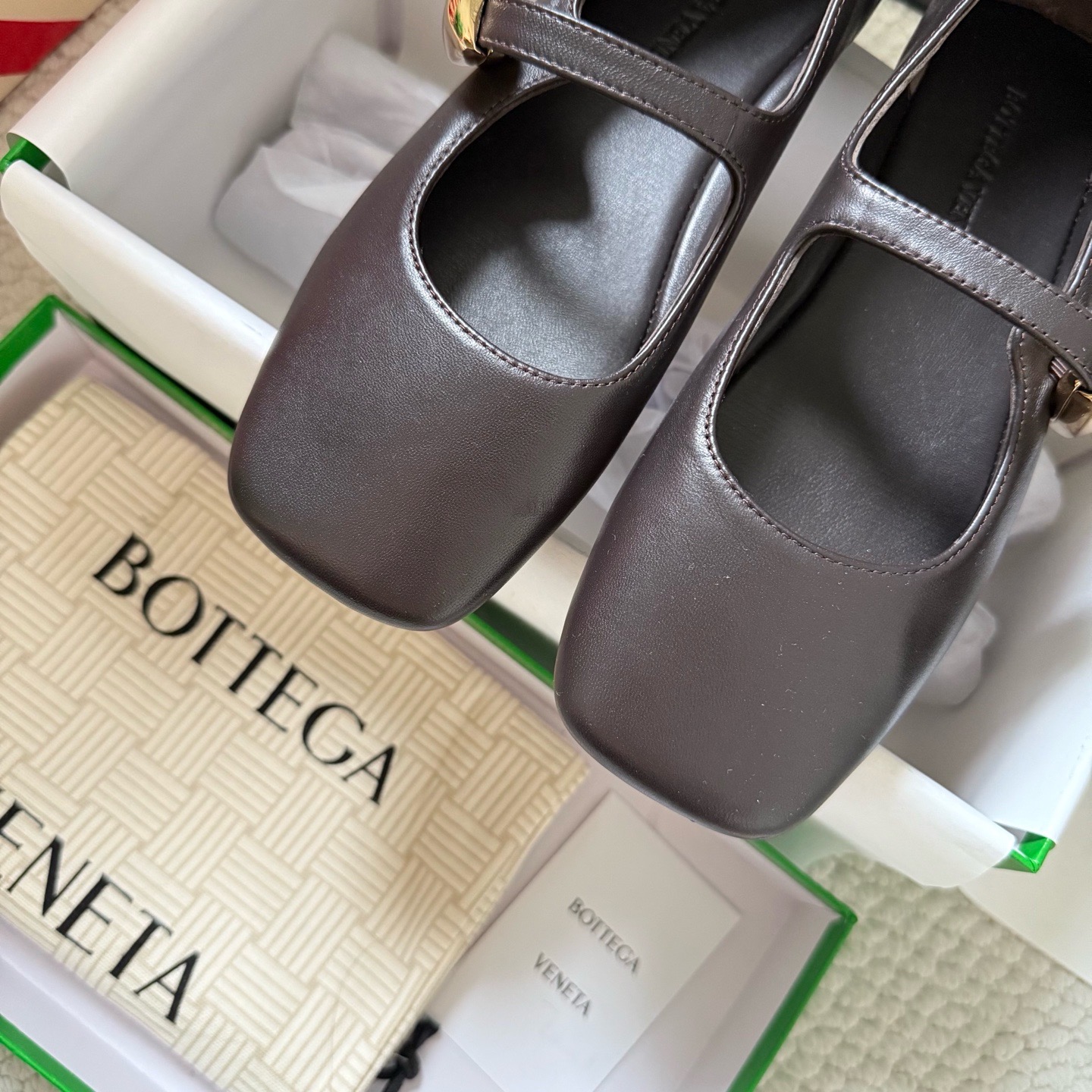 Балетки женские в стиле Bottega Veneta Coarlotte серо-коричневого цвета
