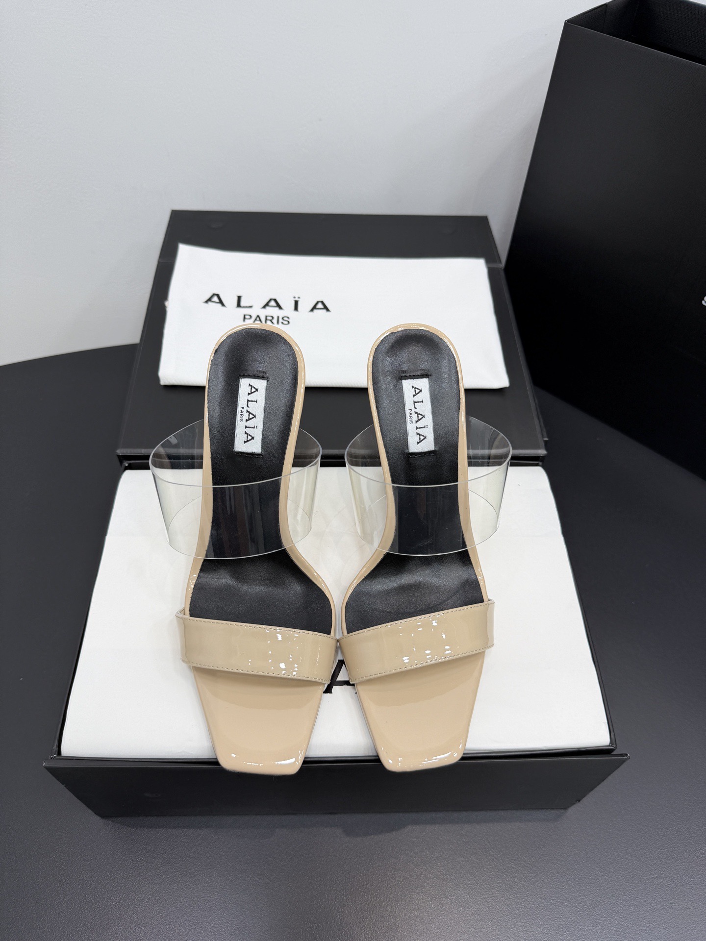 Босоножки женские в стиле Alaïa бежевого цвета