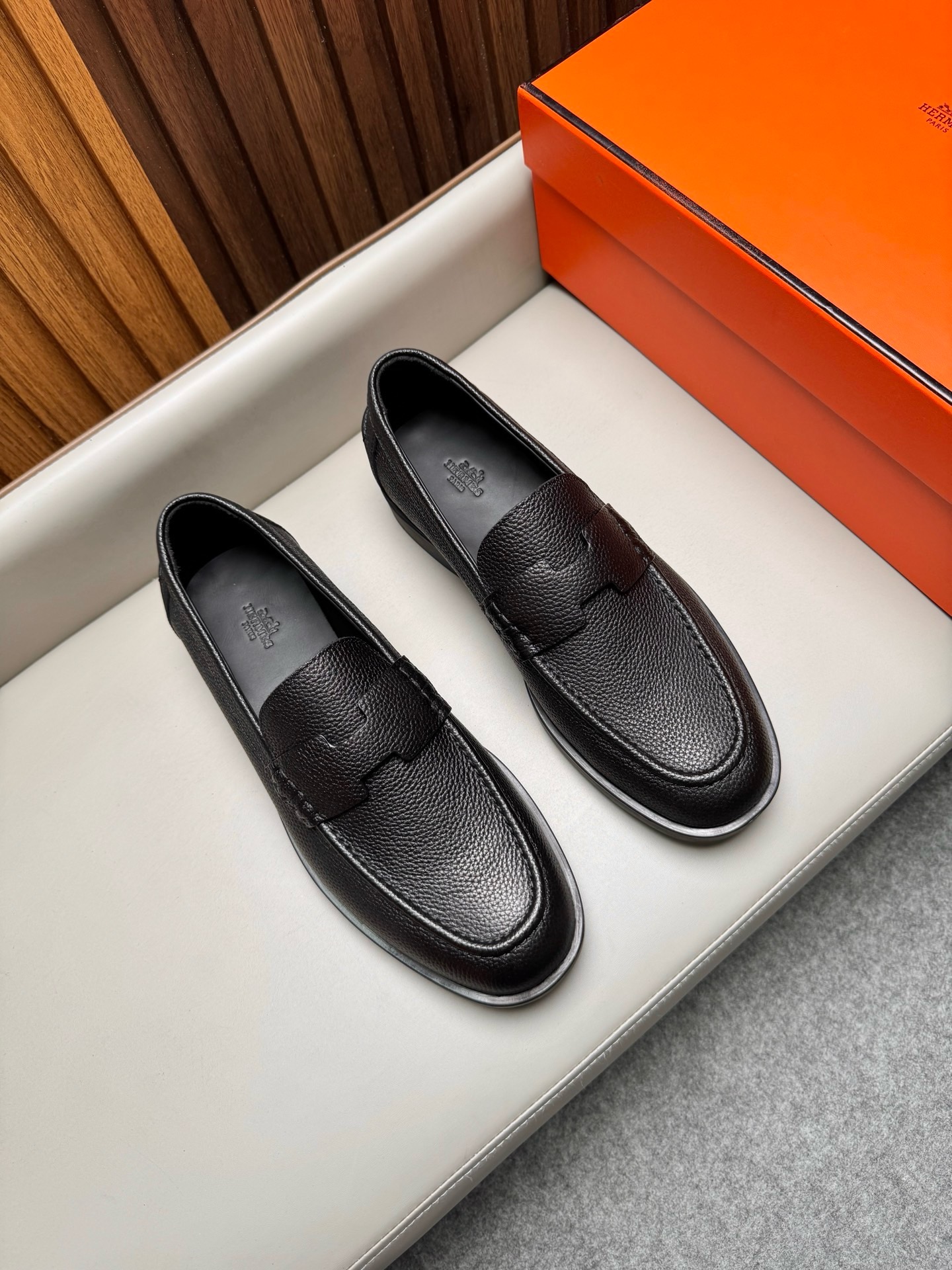 Лоферы мужские в стиле Hermes из натуральной кожи черного цвета