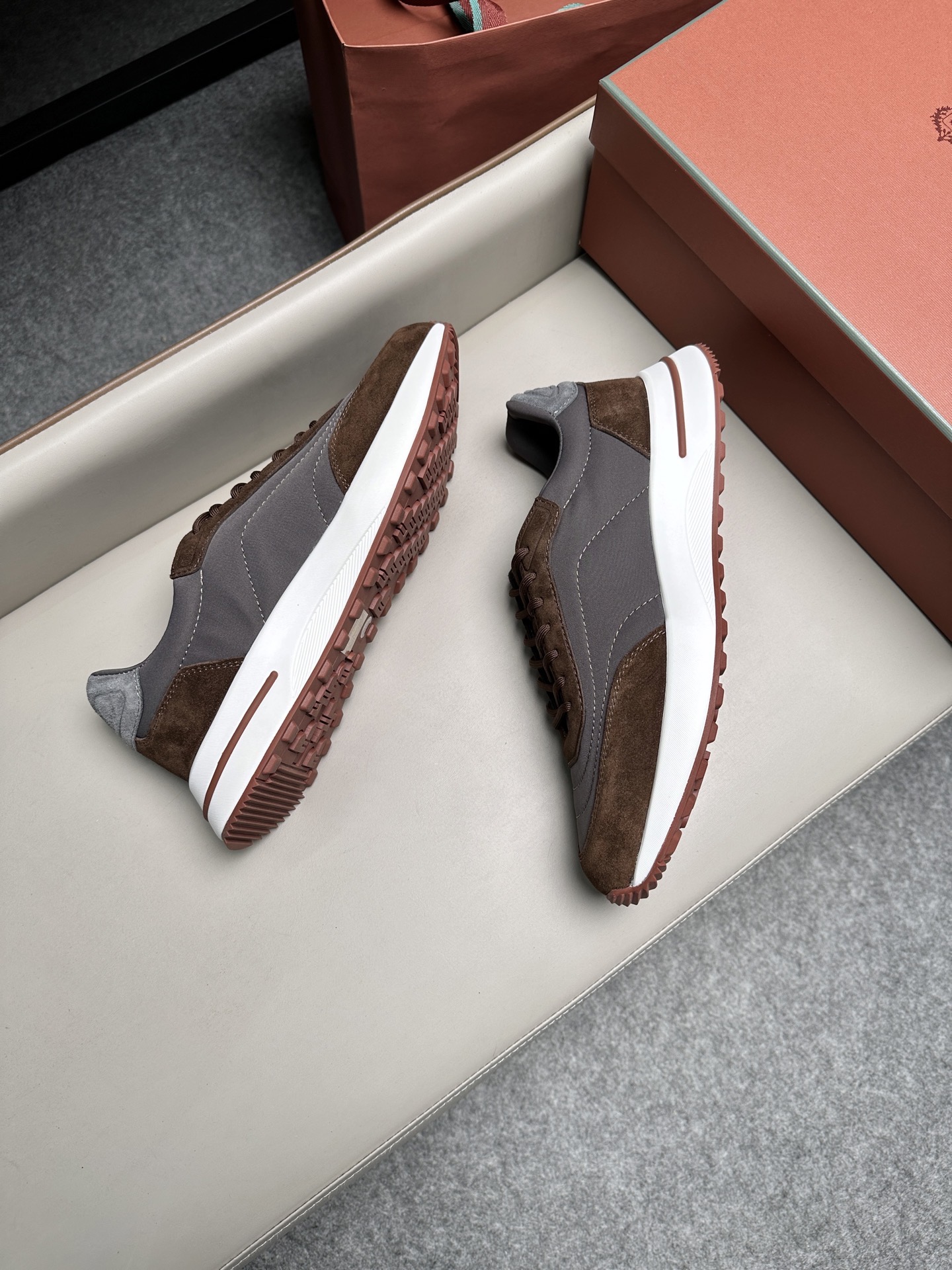 Кроссовки мужские в стиле Loro Piana серо-коричневого цвета