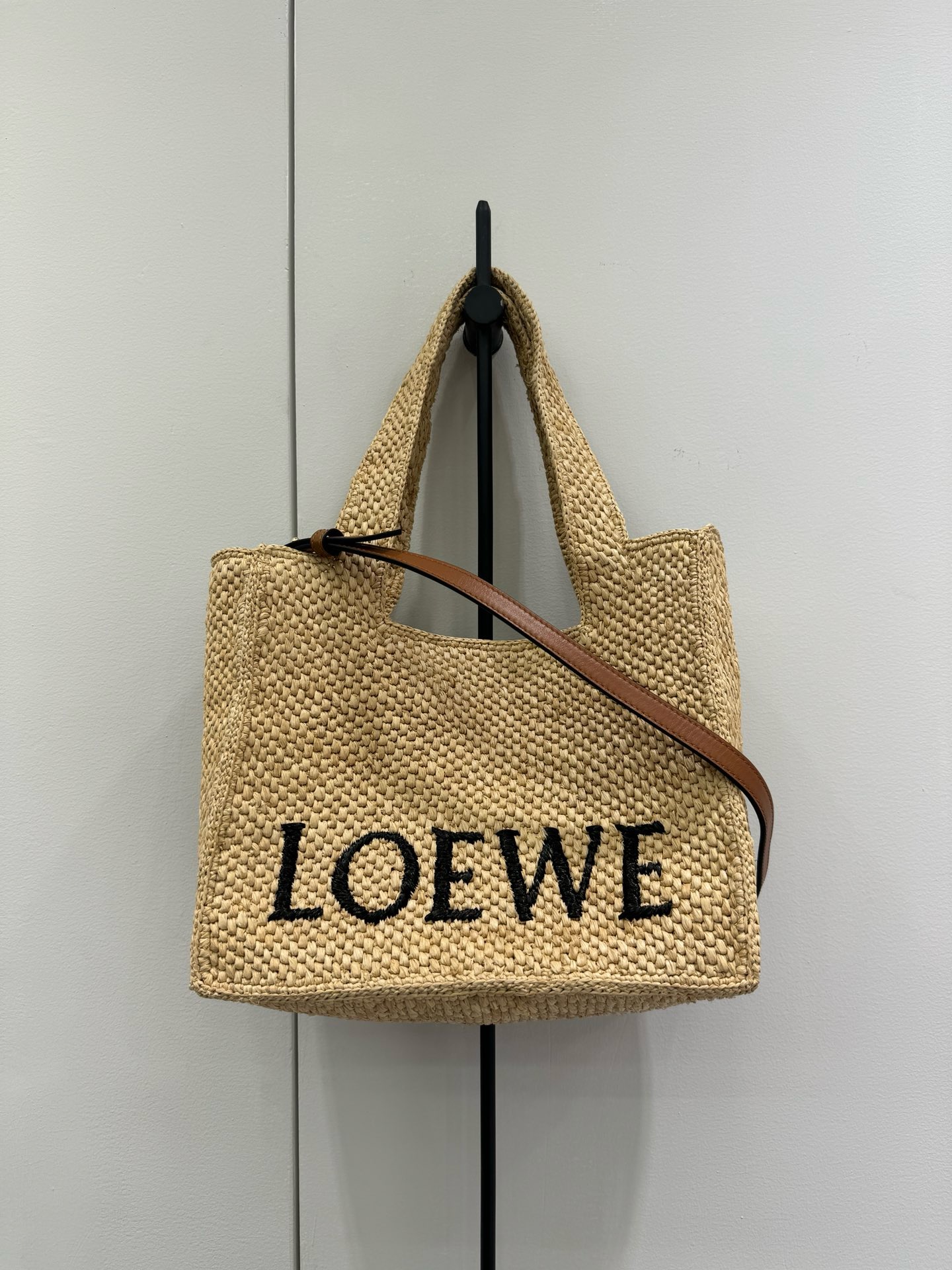 Сумка женская Loewe Tote бежевого цвета с чёрной вышивкой