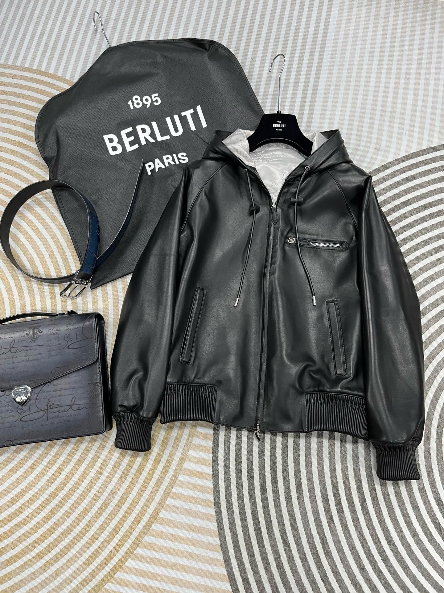 Куртка мужская Berluti чёрного цвета с капюшоном и трикотажной отделкой
