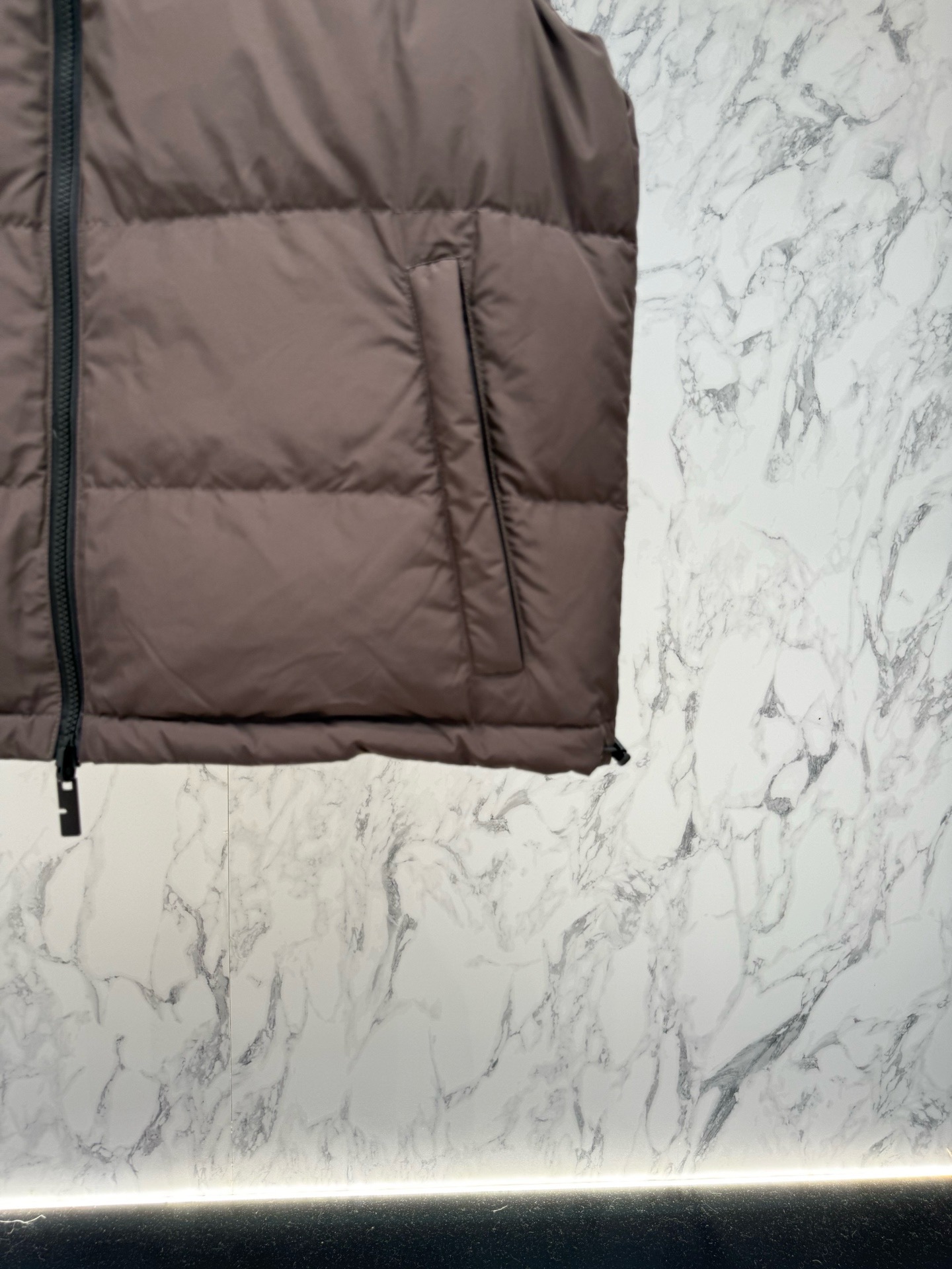 Жилет пуховый мужской Burberry Reversible Check Puffer Gilet двусторонний серо-коричневого цвета с фирменной клеткой и натуральным пухом