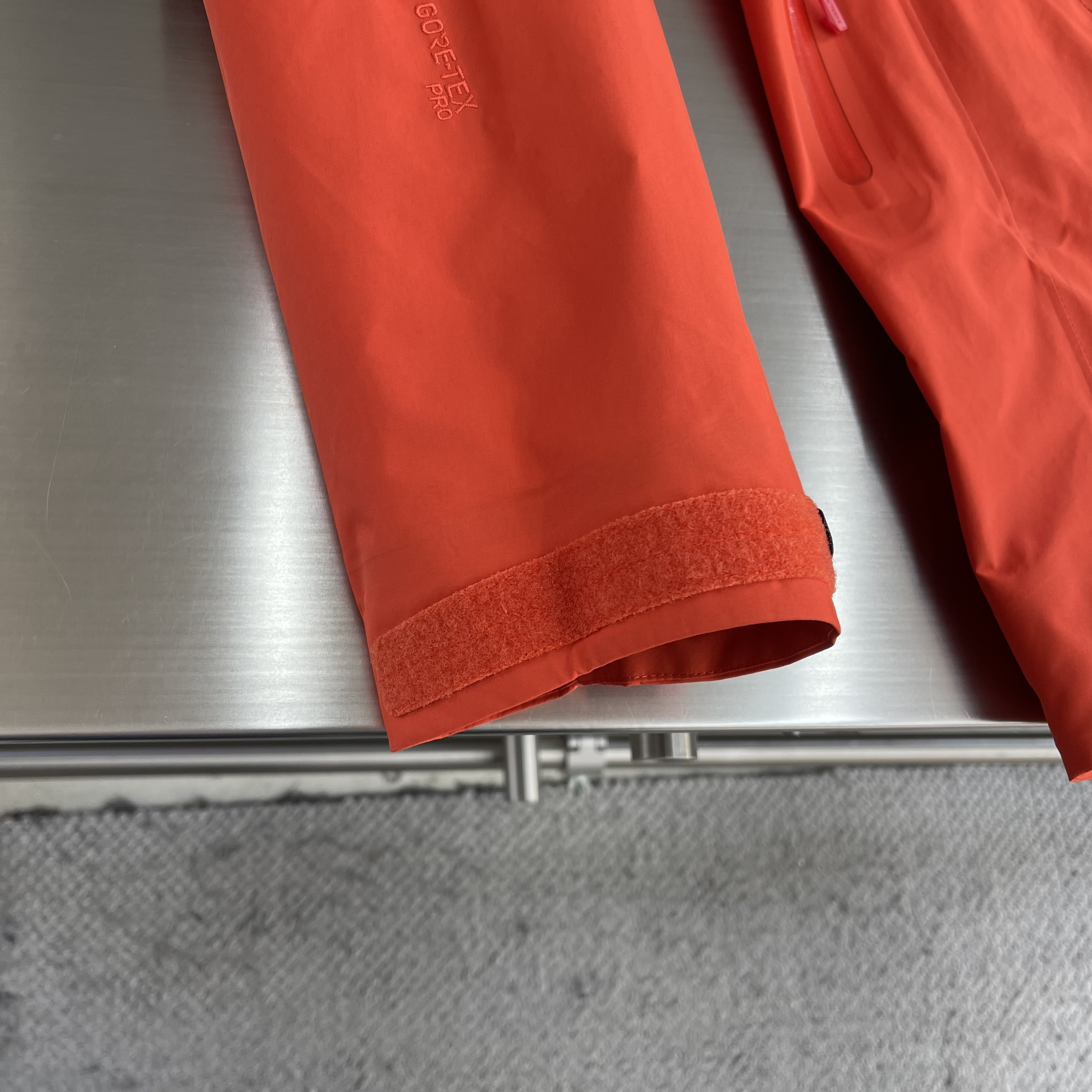 Куртка унисекс в стиле Arc’teryx Alpha SV  красного цвета