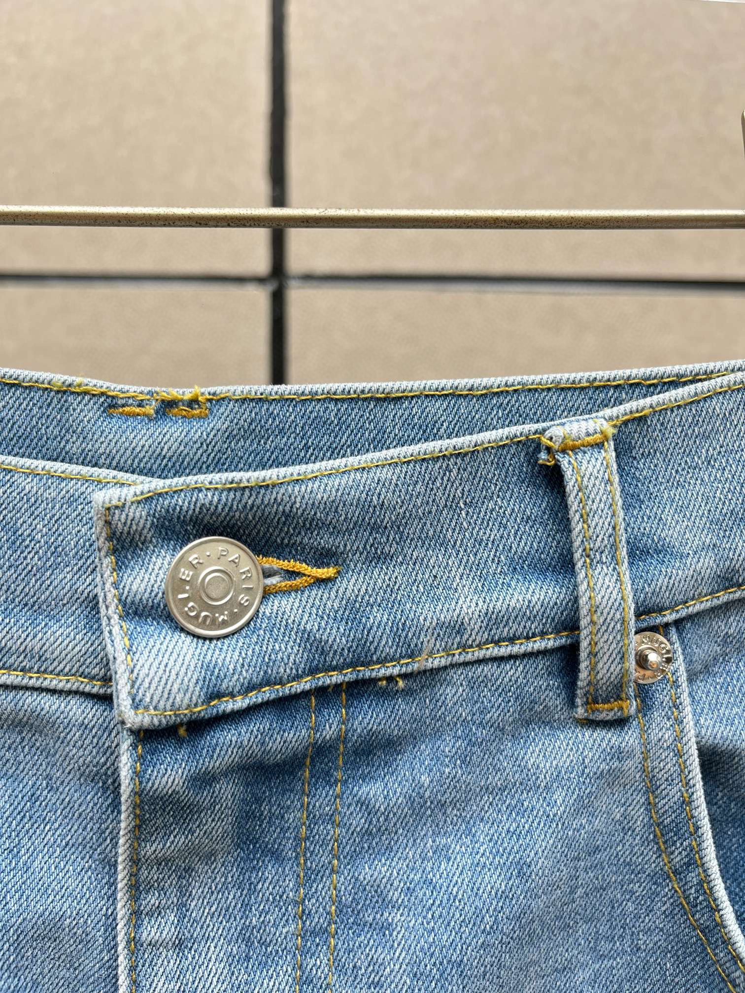 Джинсы женские в стиле Mugler из хлопкового денима голубого цвета с декоративным кольцом