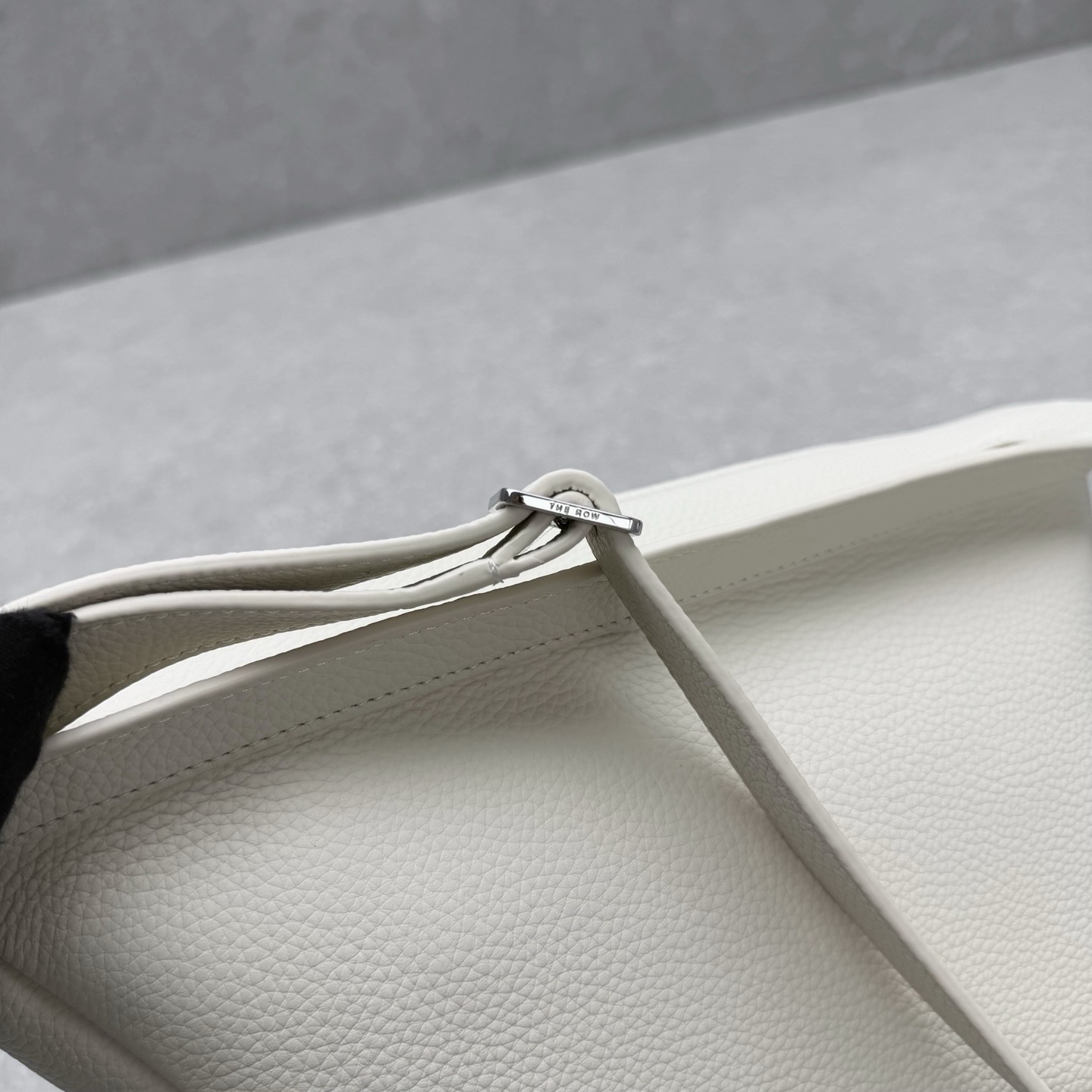 Сумка женская в стиле The Row Banana Bag из натуральной кожи белого цвета