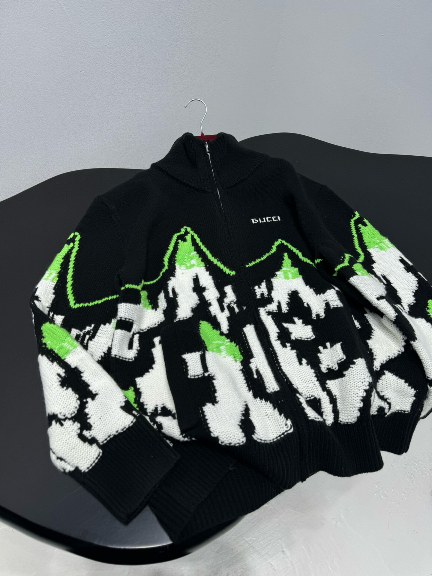 Куртка вязаная мужская в стиле Gucci из шерстяного трикотажа чёрно-белого цвета с жаккардовым узором